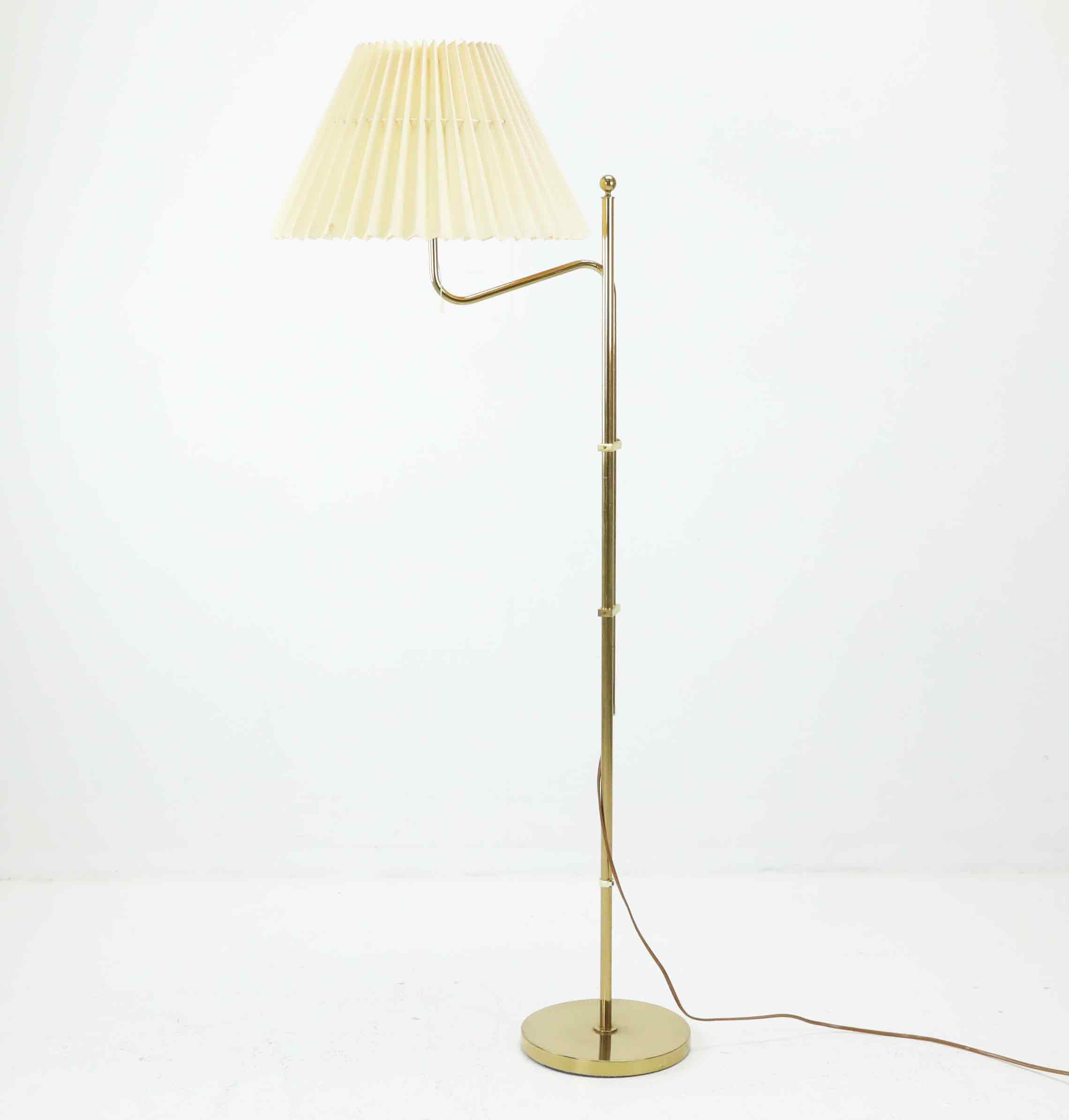 GOLVLAMPA, mässing, modell G-132, Bergboms, etikettmärkt.