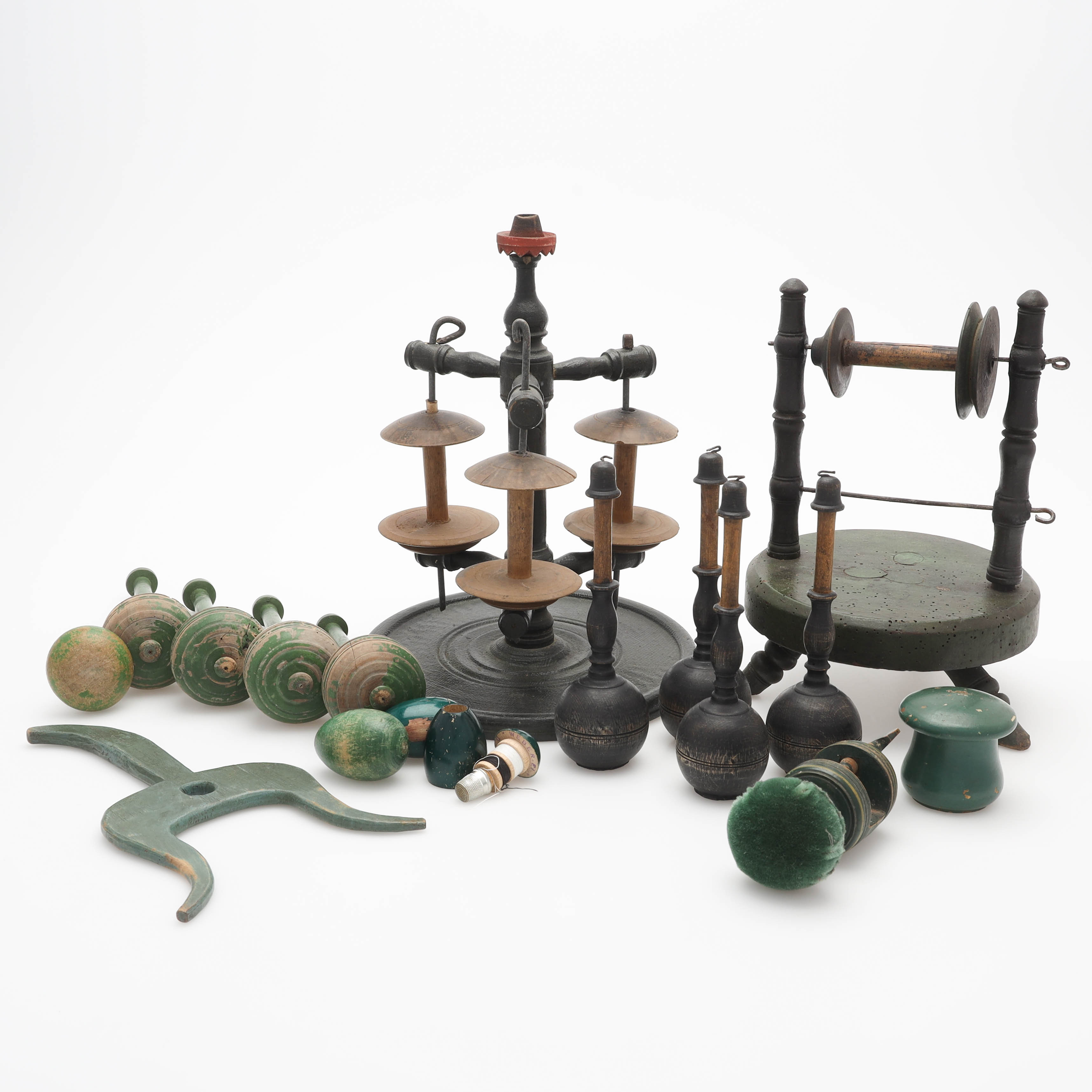 SAMLING SYTILLBEHÖR, 18 delar, bland annat sybaron, nålgömmor samt etui.