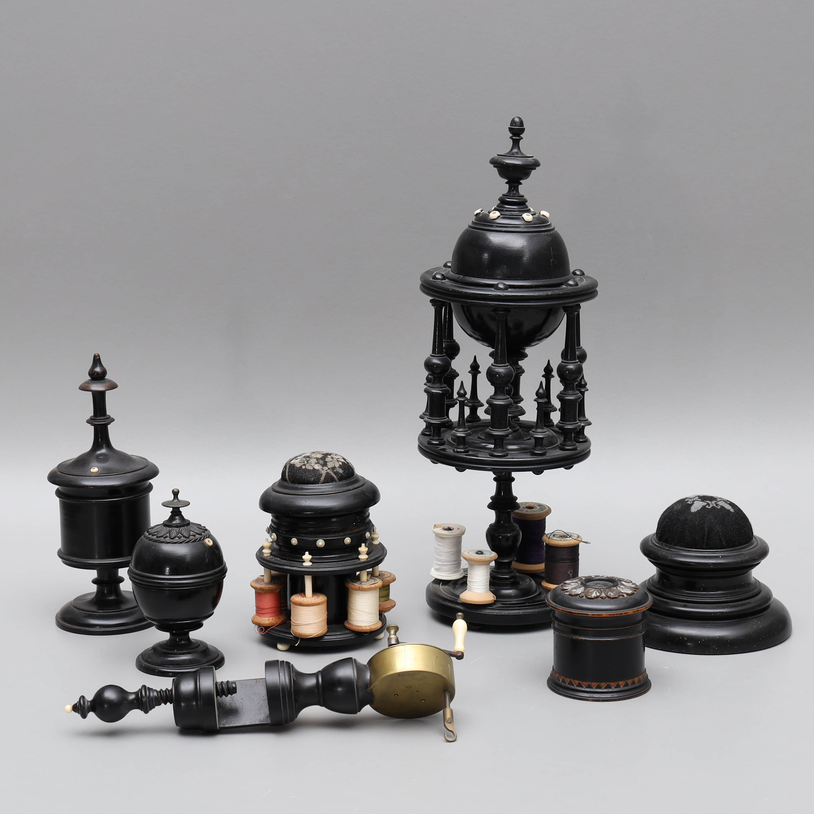 SYBARONER samt ETUIER, 7 delar, svärtat trä 1800-tal.