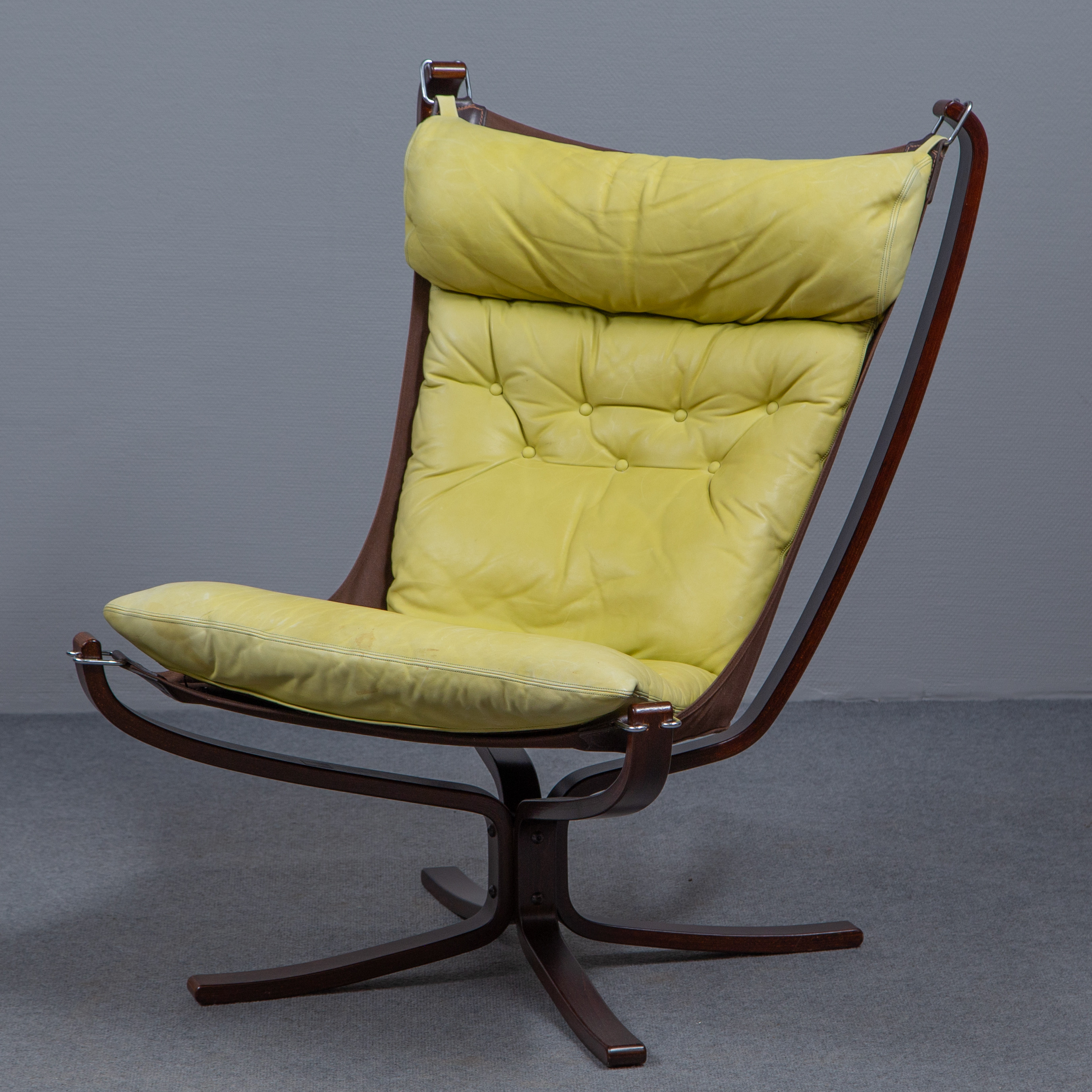 SIGURD RESSEL "FALCON CHAIR" SKINN, LIMEGRÖN, VATNE MÖBLER, NORGE.