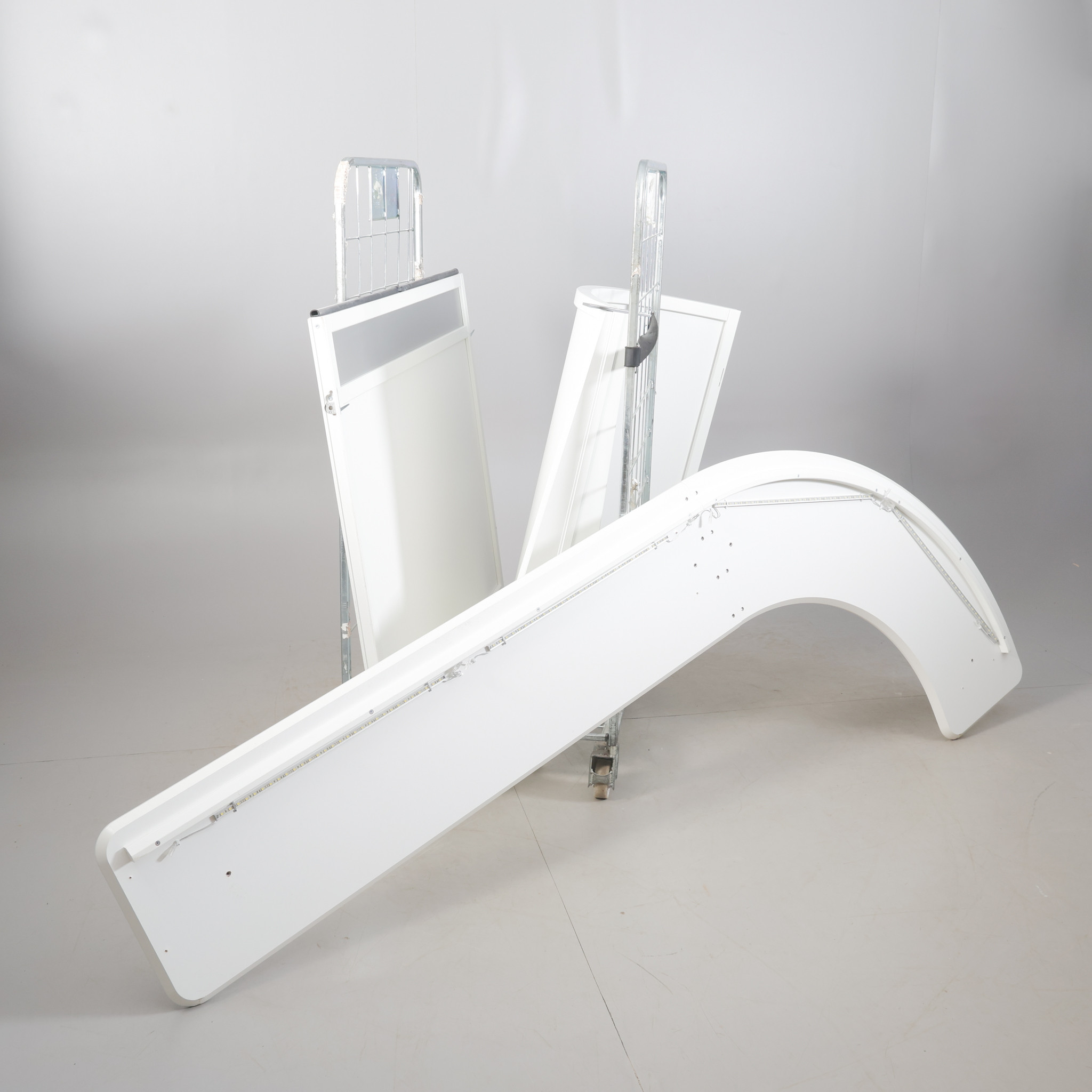 RECEPTIONSDISK, vitlaminerad, vit lackat trä, samtida.