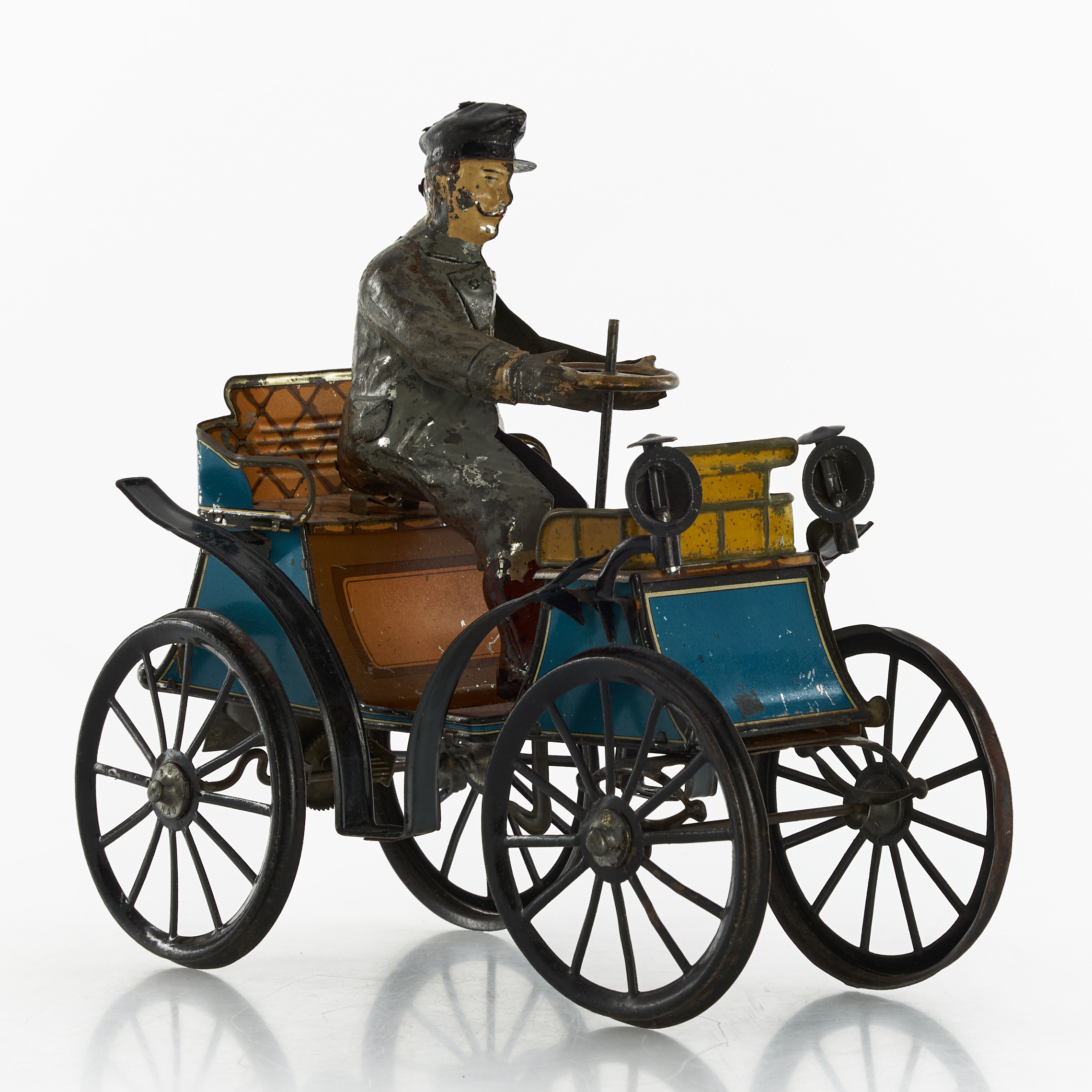 GÜNTHERMANN. "Vis-a-vis", bil med chaufför, Tyskland, omkring år 1900. Litograferad plåt, fjäderverk.