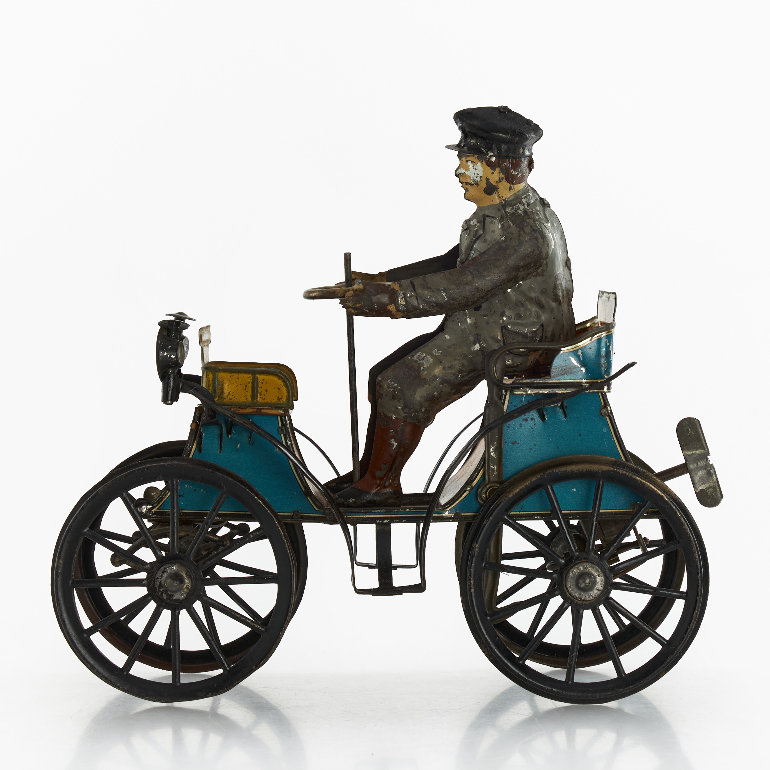 GÜNTHERMANN. "Vis-a-vis", bil med chaufför, Tyskland, omkring år 1900. Litograferad plåt, fjäderverk.