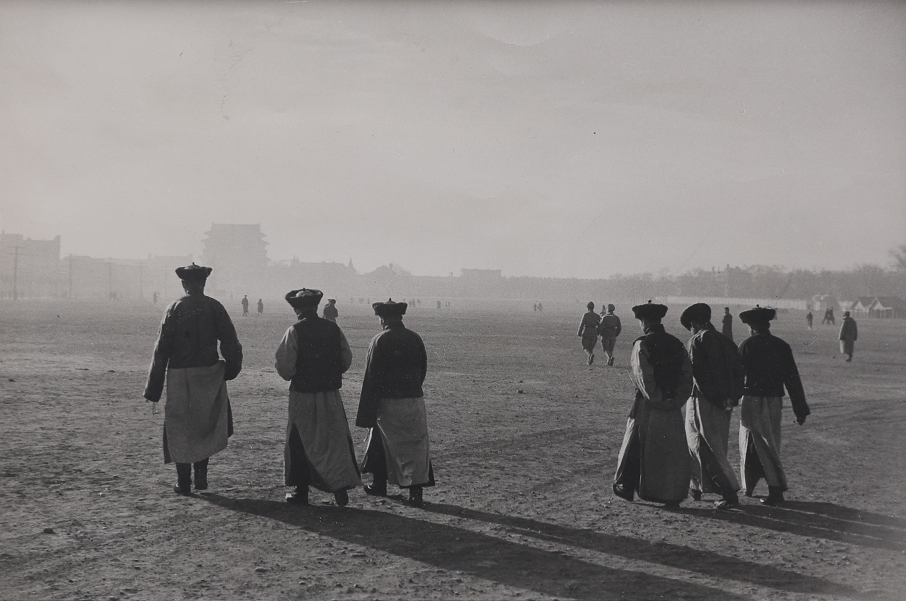 HENRI CARTIER-BRESSON 1908-2004. SILVERGELATINKOPIA, "LAMAS GOING TO A FUNERAL", 1958/59.