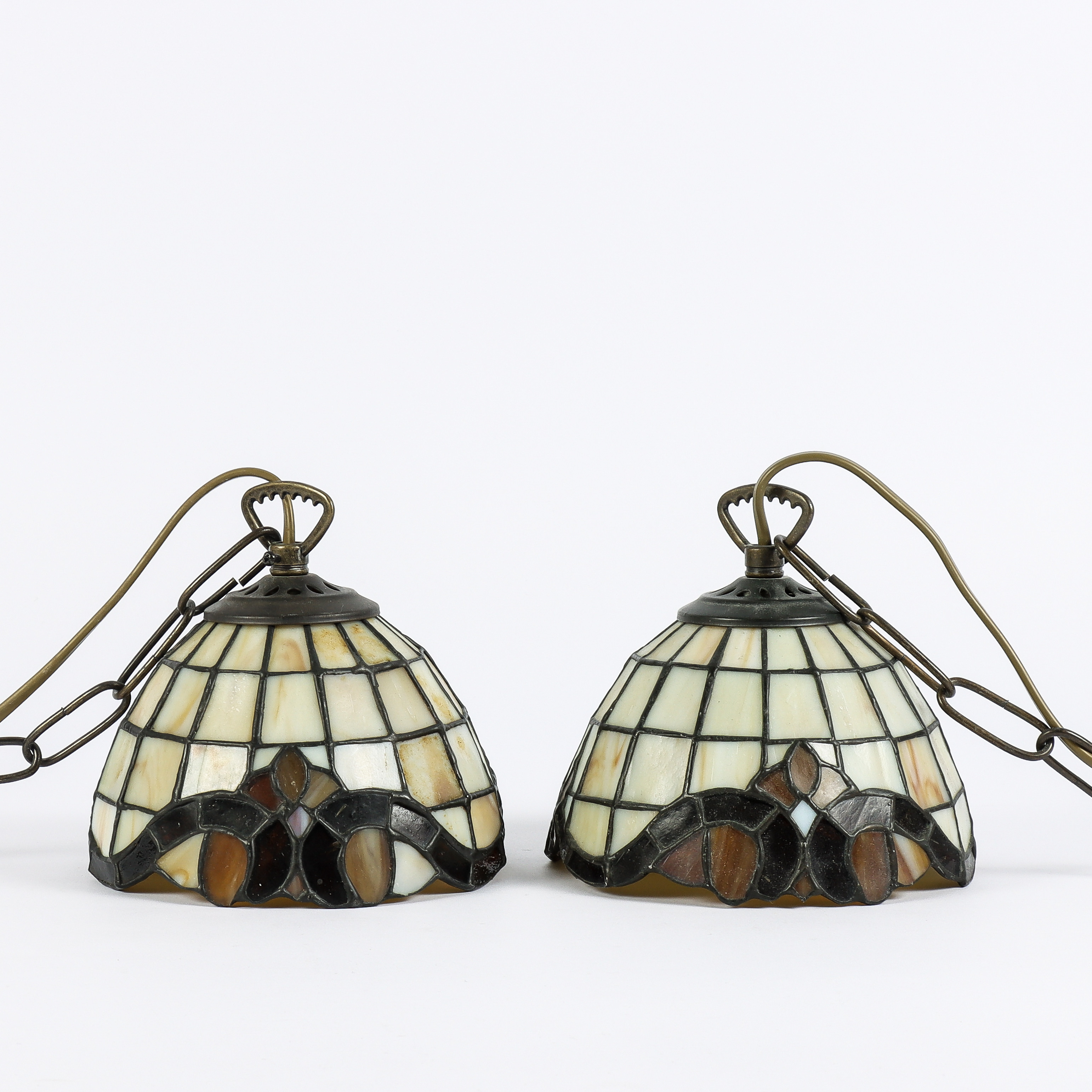 FÖNSTERLAMPOR 2 stycken, Tiffany-stil, glas och metall, LampGustav, 1900-talets andra hälft.