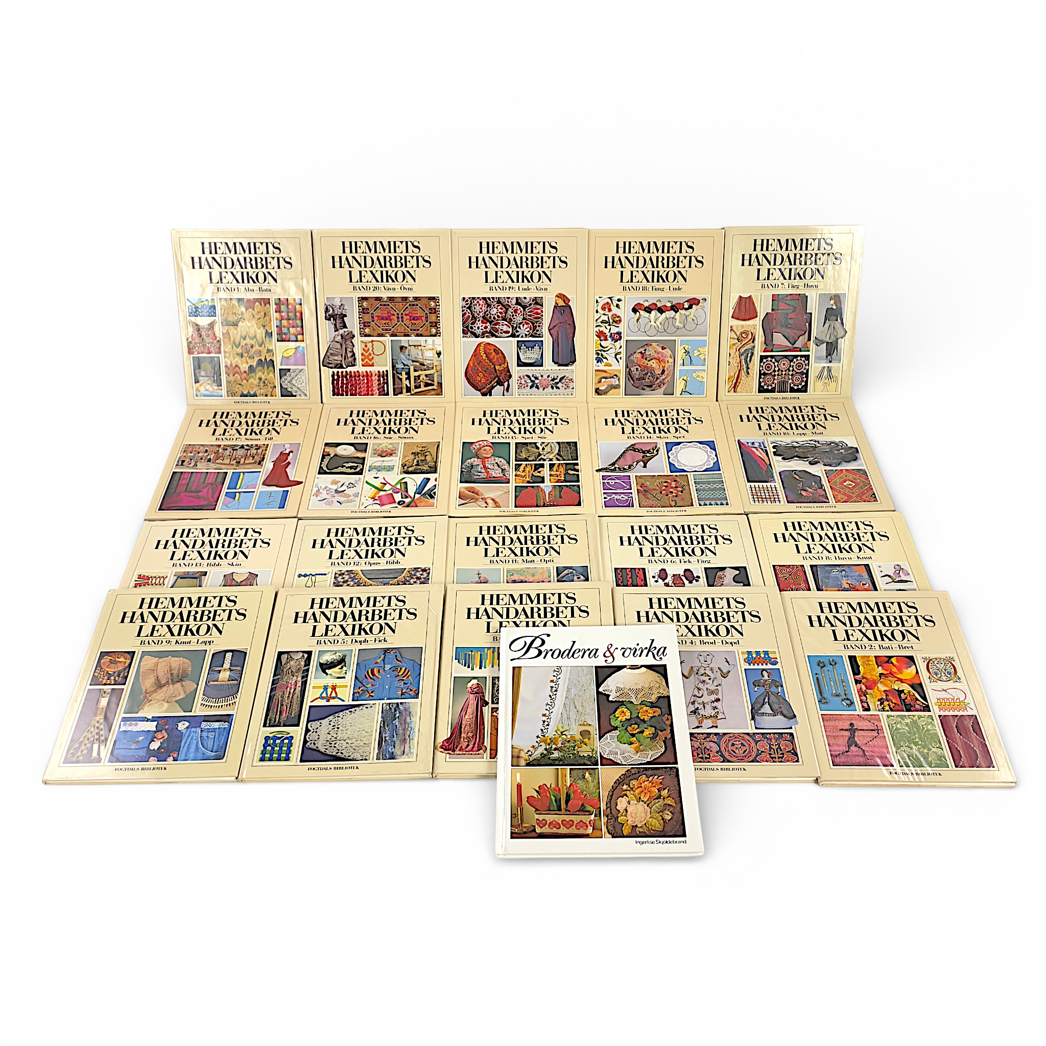 BÖCKER, 20 band. "Hemmets handarbetslexikon", Fogtdals förlag / Bonniers Böger A/S, 1989-1992.