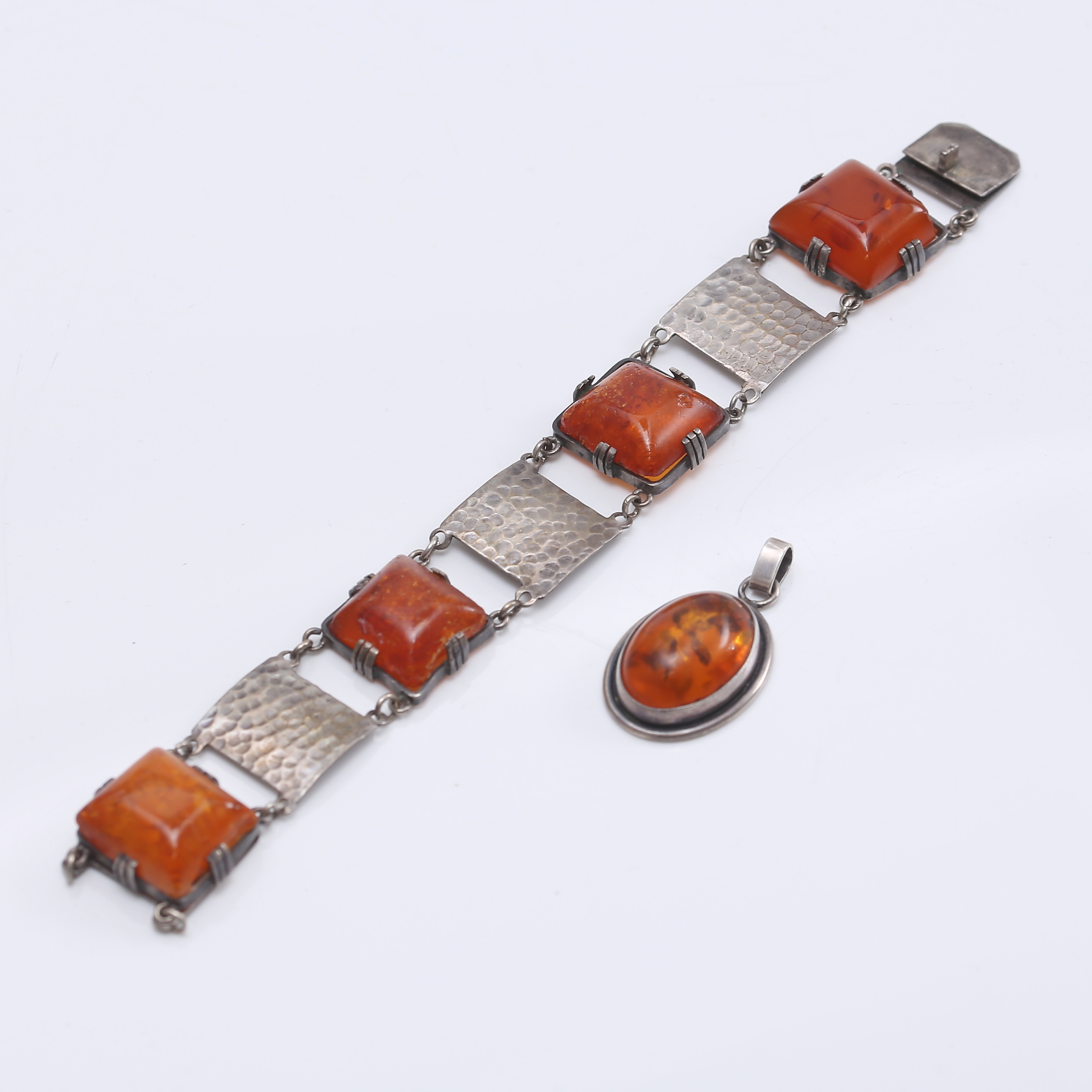 ARMBAND samt HÄNGE, silver/ bärnsten.