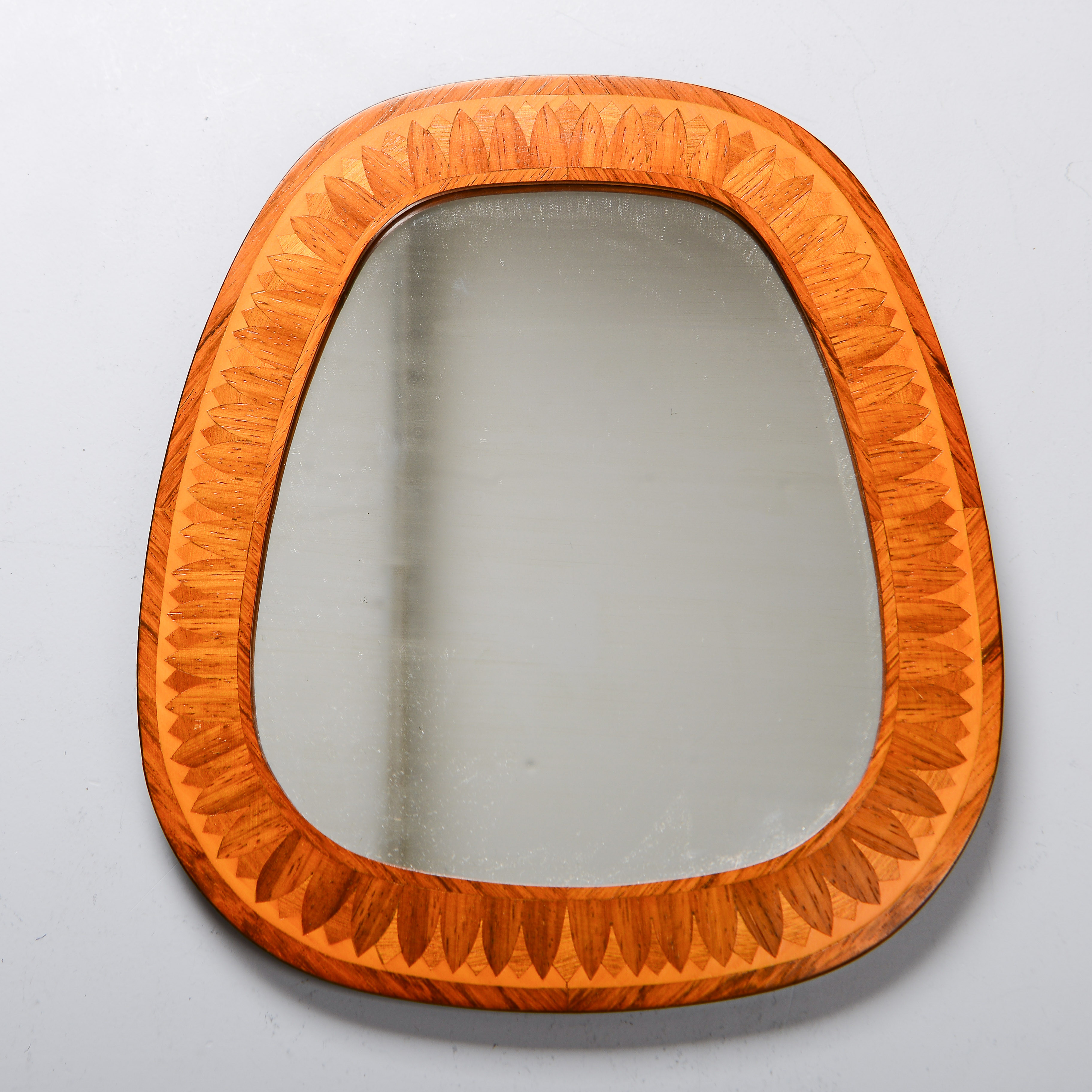 ÅKE WIJKSTRÖM. Spegel och ram med intarsia, 1900-talets andra hälft.