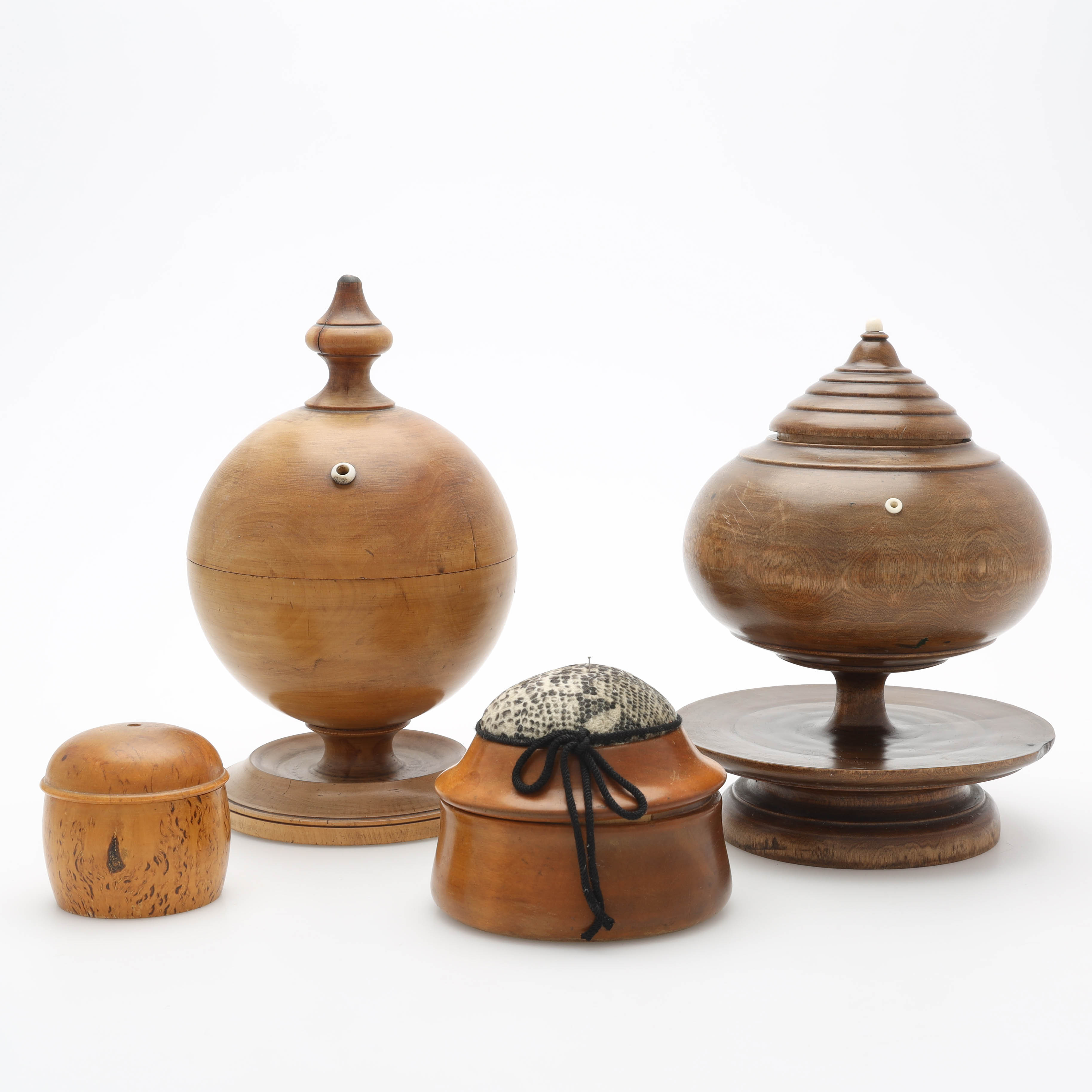 ETUIER, för sytillbehör, 4 st, trä, 1800/1900-tal.