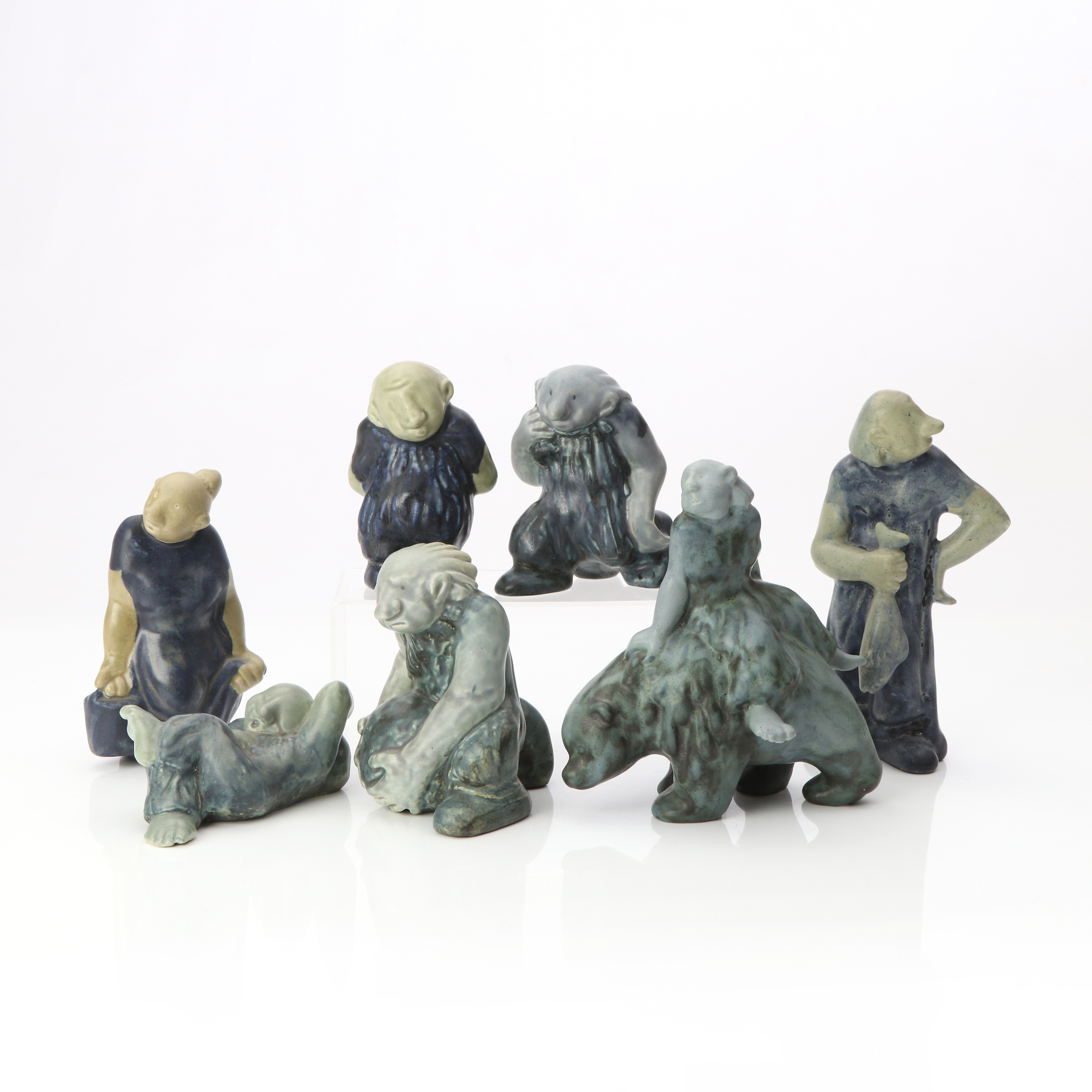 ÅKE HOLM. FIGURINER, SJU ST. Glaserad keramik. Kullatroll. Signerade undertill.