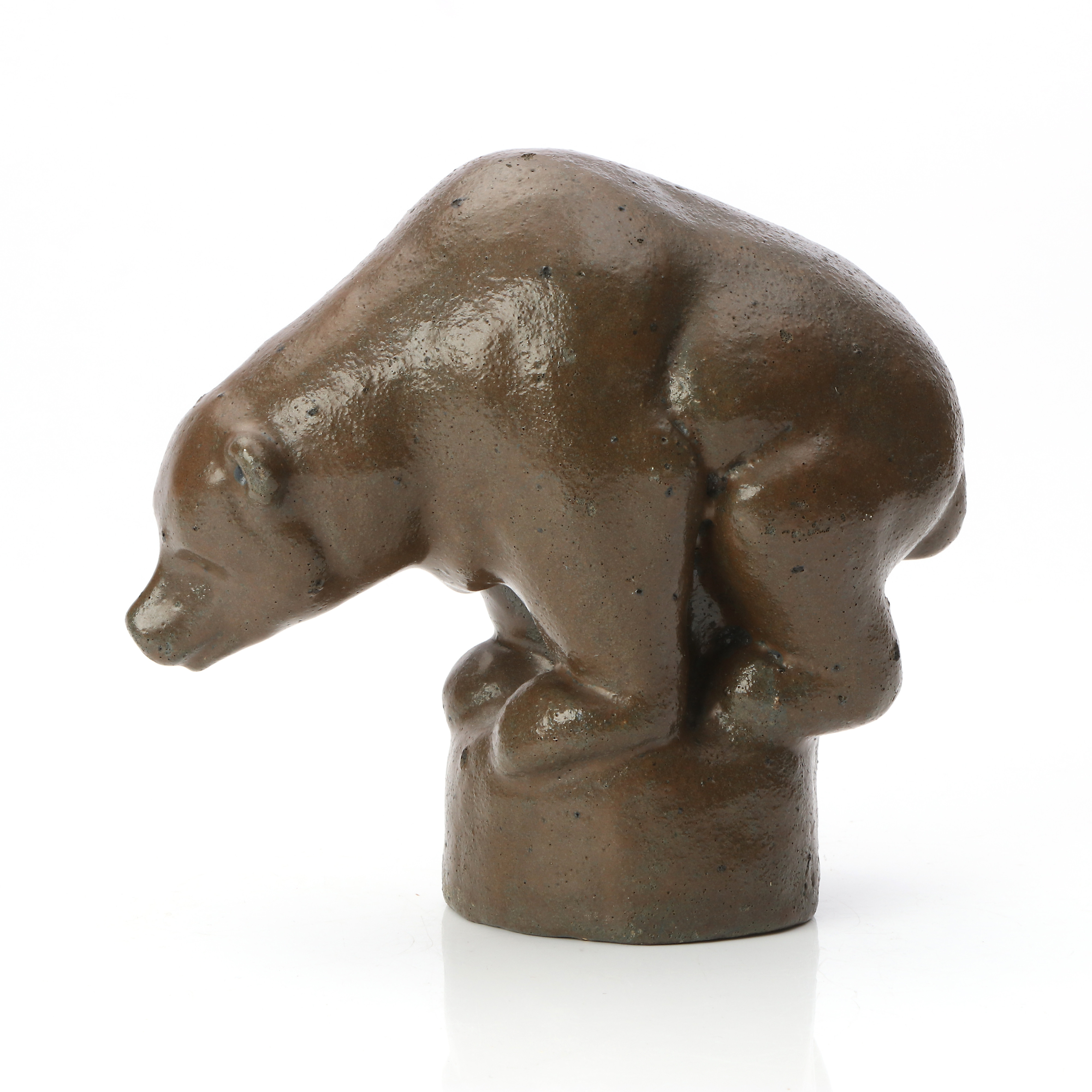 ÅKE HOLM. KERAMIKSKULPTUR. Glaserad keramik. Björn på sockel. Signerad undertill.