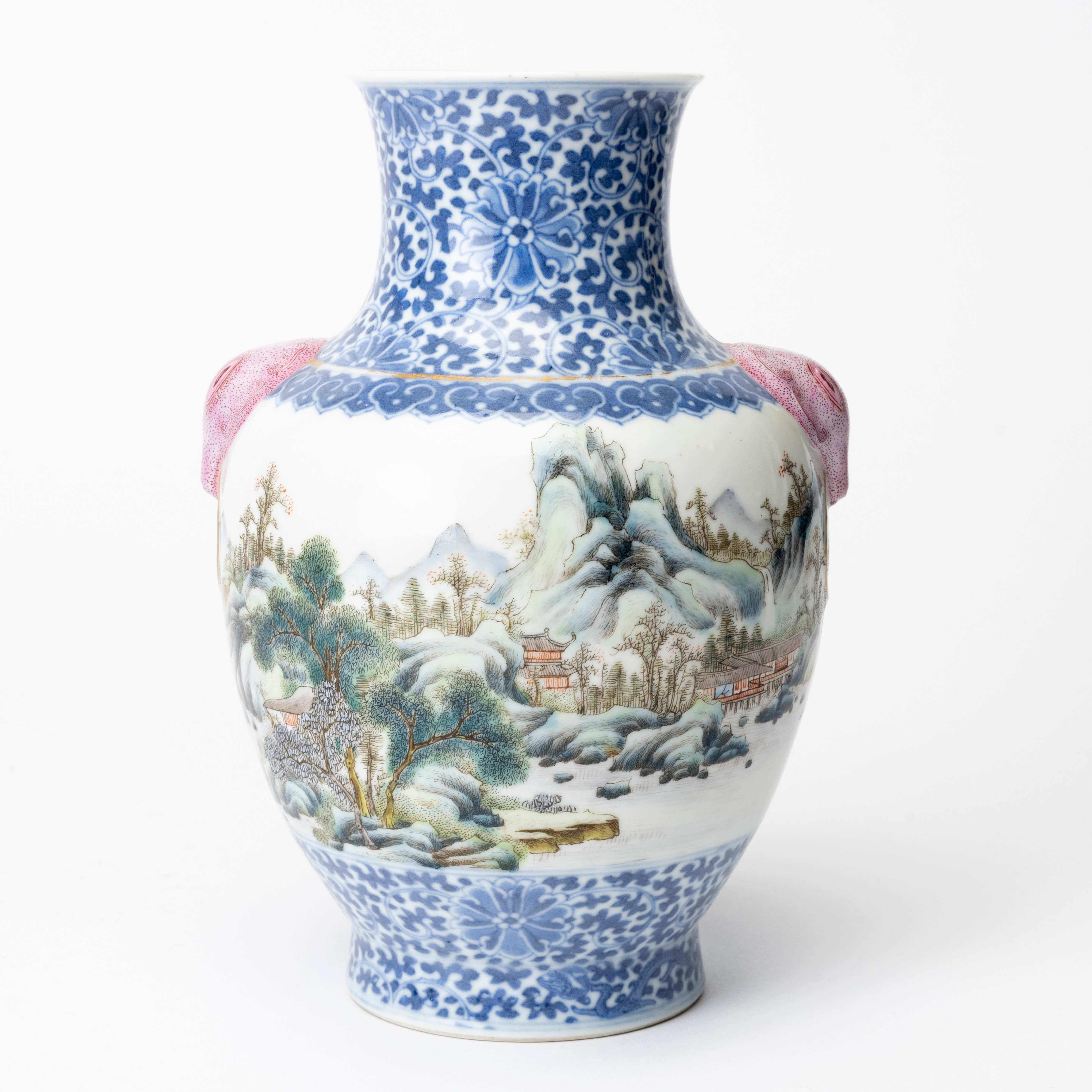 VAS, porslin, Kina, troligen Republik (1912-1949), märkt med Qianlongs sex-karaktärers märkning.