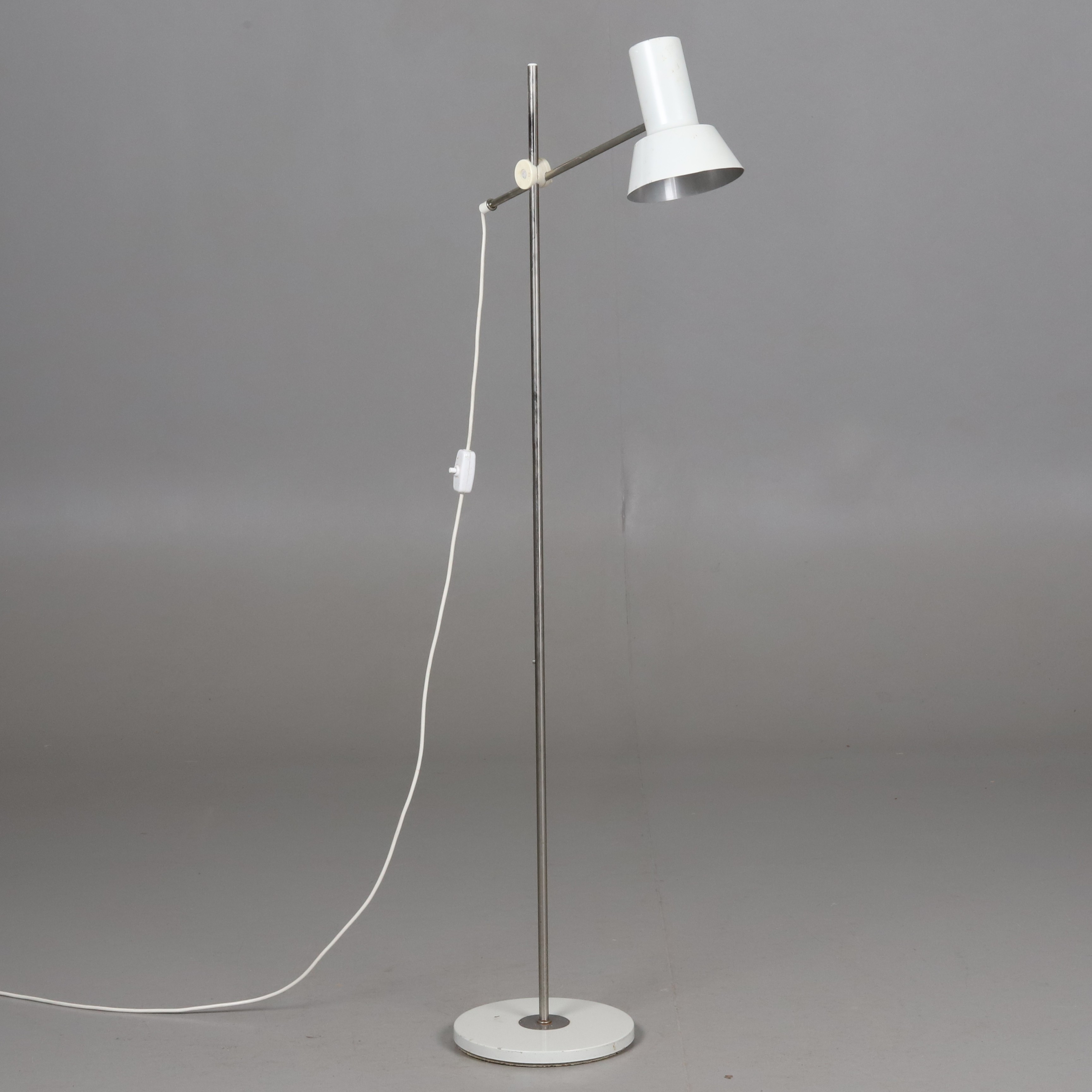 GOLVLAMPA. Kromad stomme med vit kupa. Justerbar höjd och vinkel, 1900-talets andra halva.