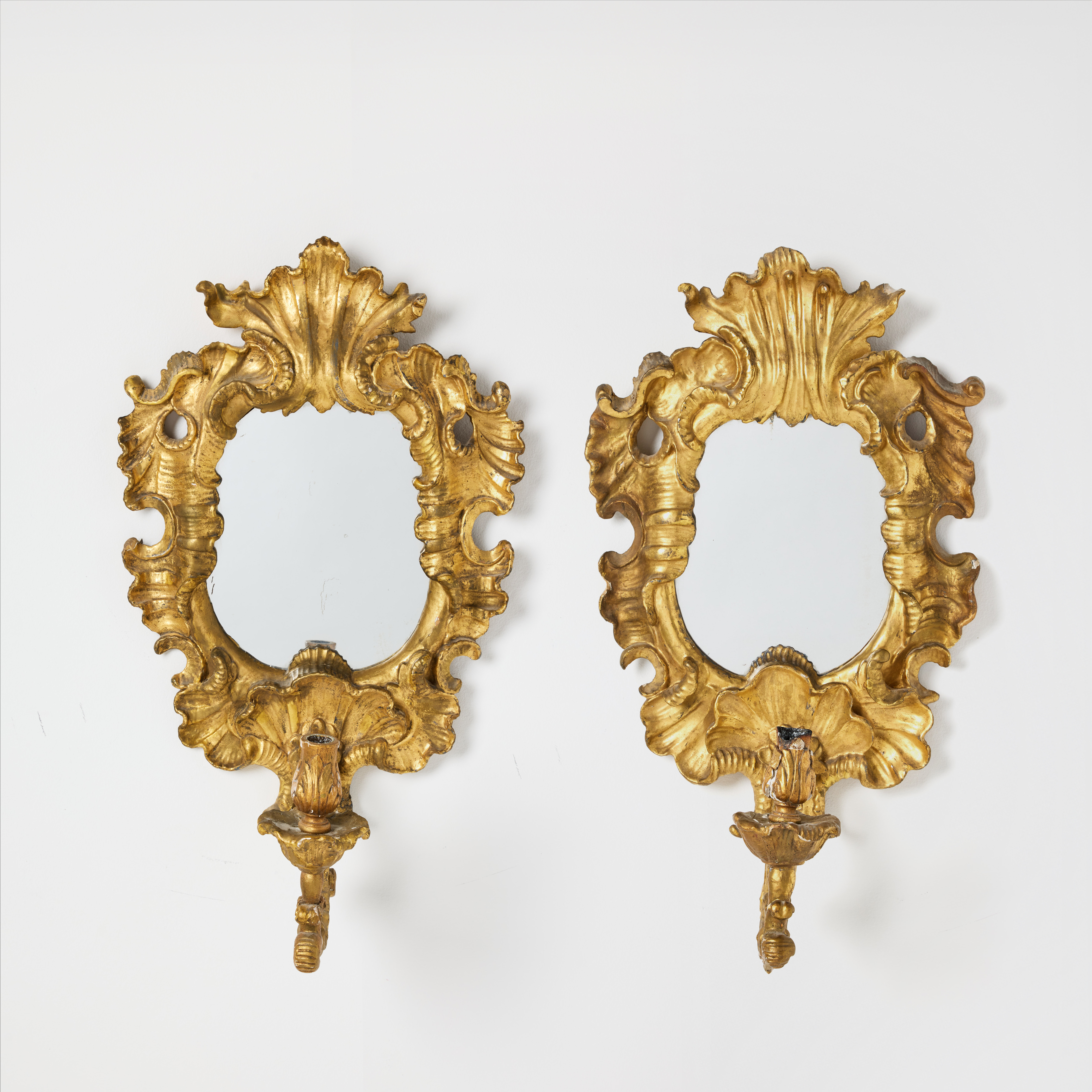SPEGELLAMPETTER, ett par, Louis XV, Italien 1700-talets andra hälft, för vardera ett ljus, träskuren dekor, förgyllda.