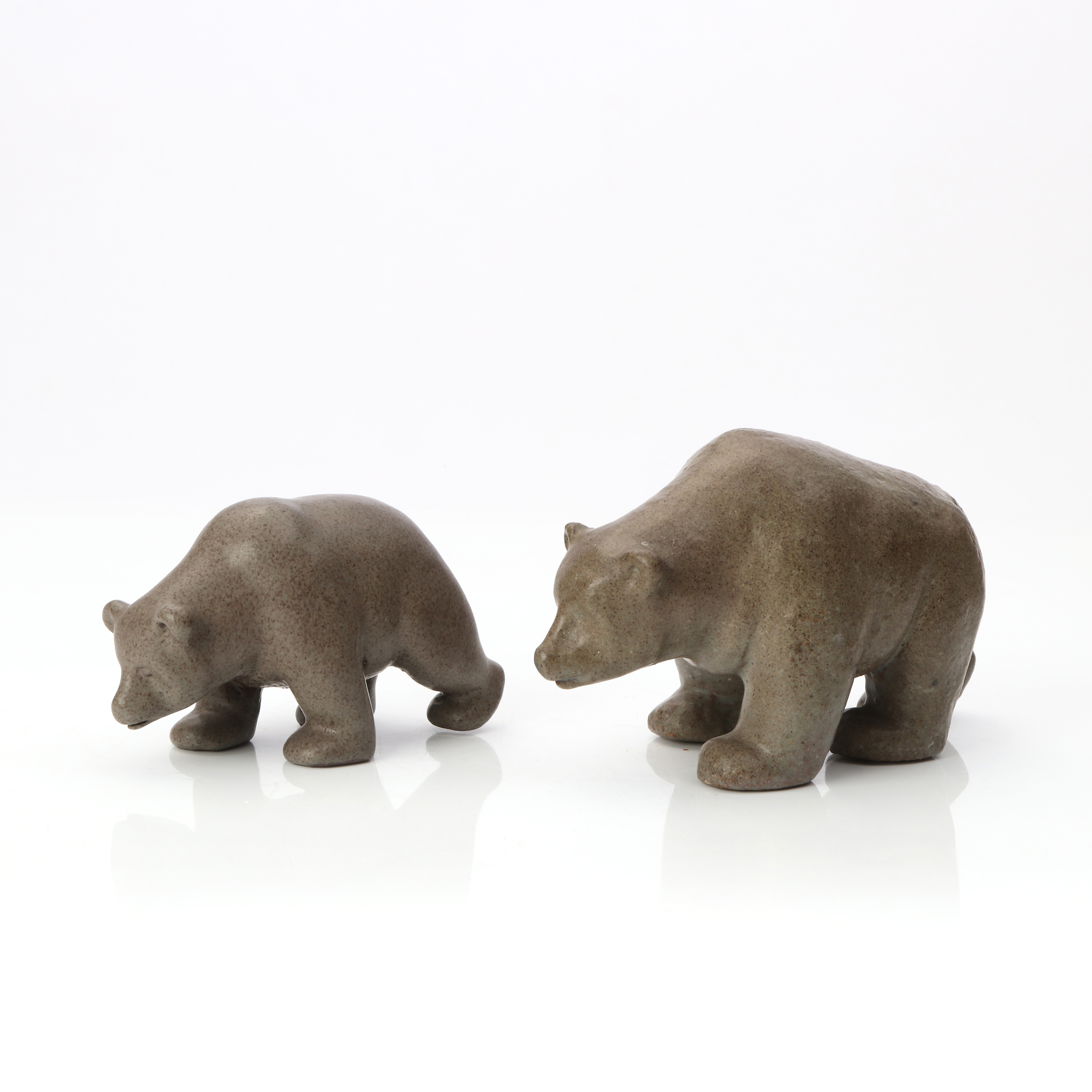 ÅKE HOLM. Keramikskulpturer, två st. Björnar. Signerade undertill.