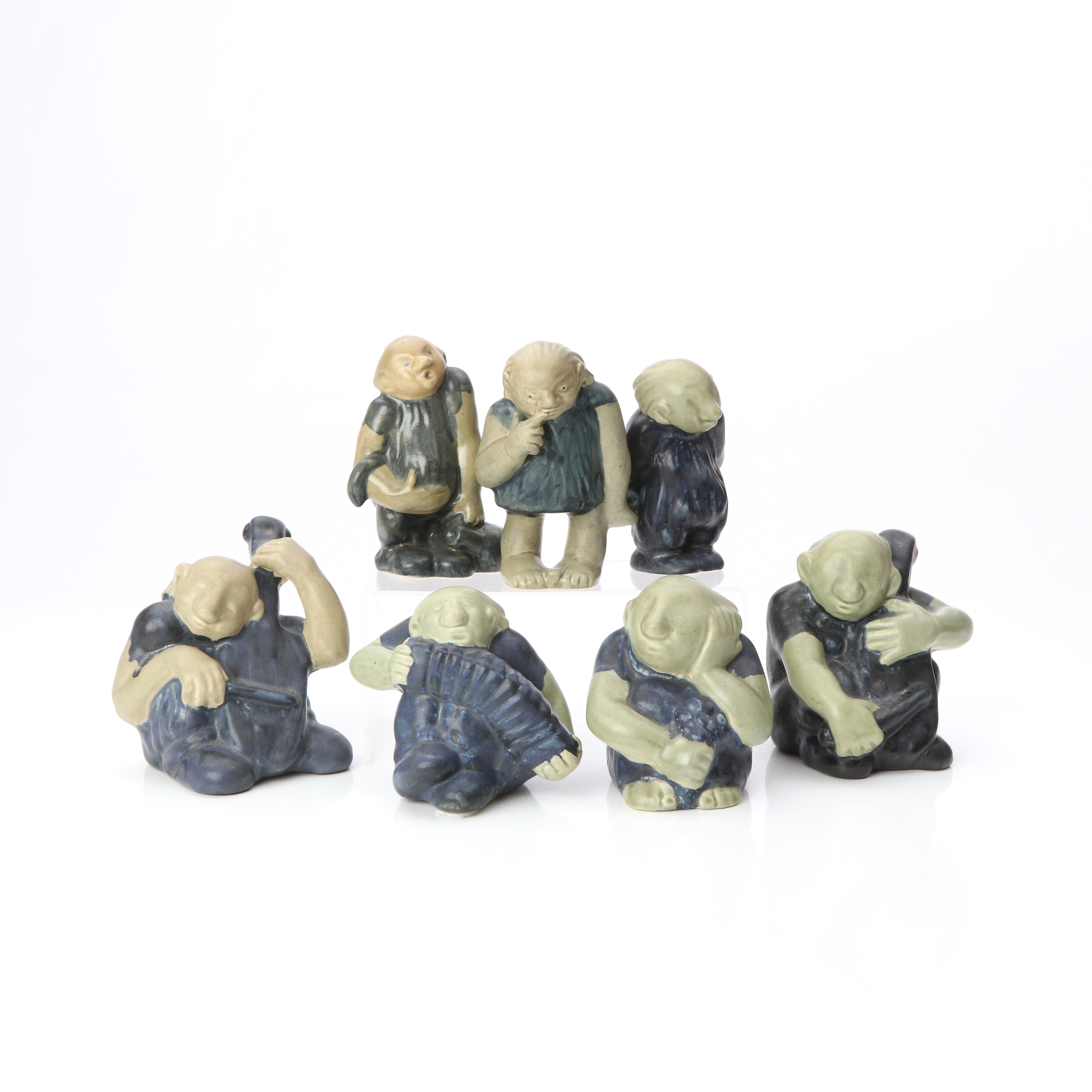 FIGURINER, SJU ST. Glaserad keramik. Åke Holm och Bröderna Holm. Kullatroll. Signerade undertill.