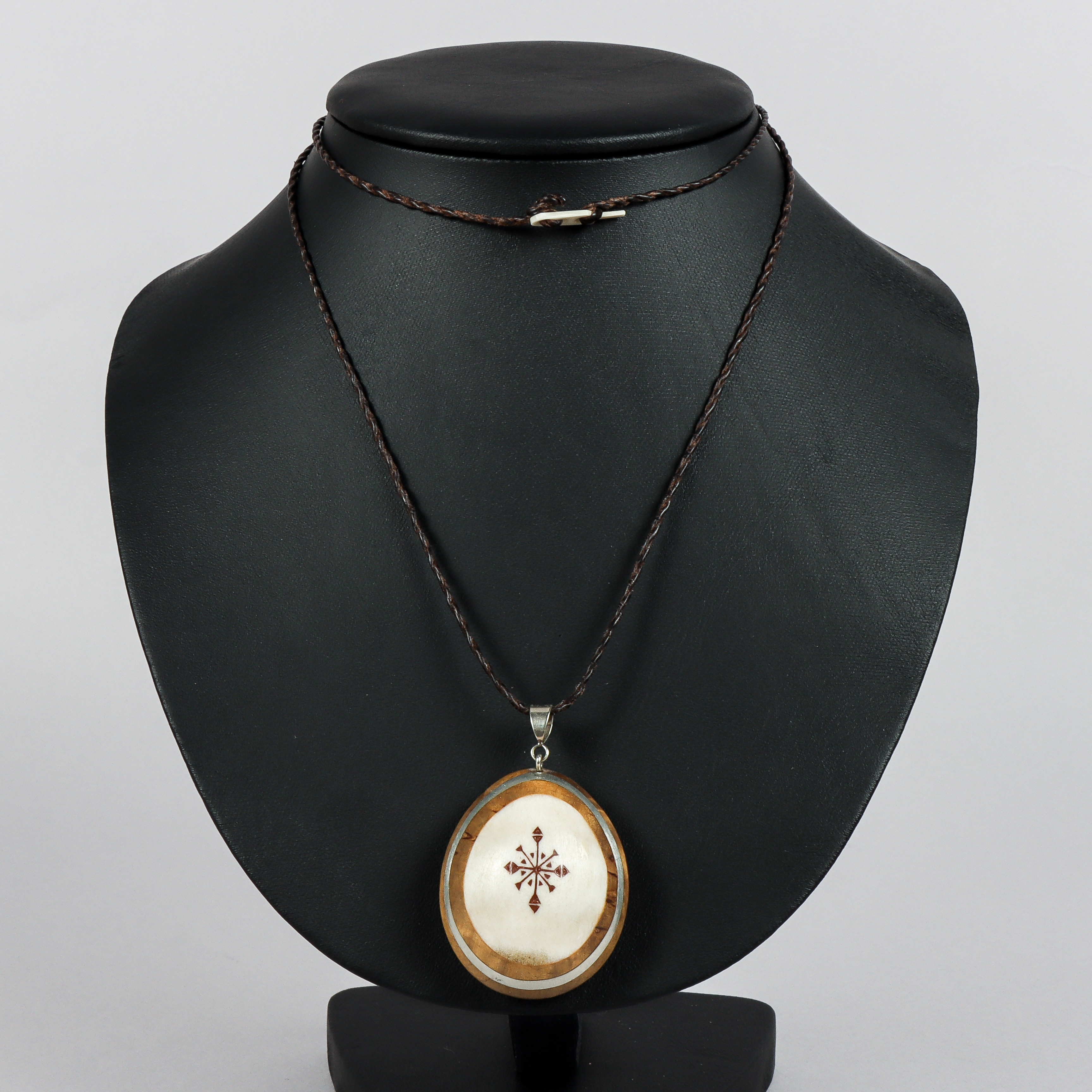 LARS PIRAK. Hängsmycke, samearbete.