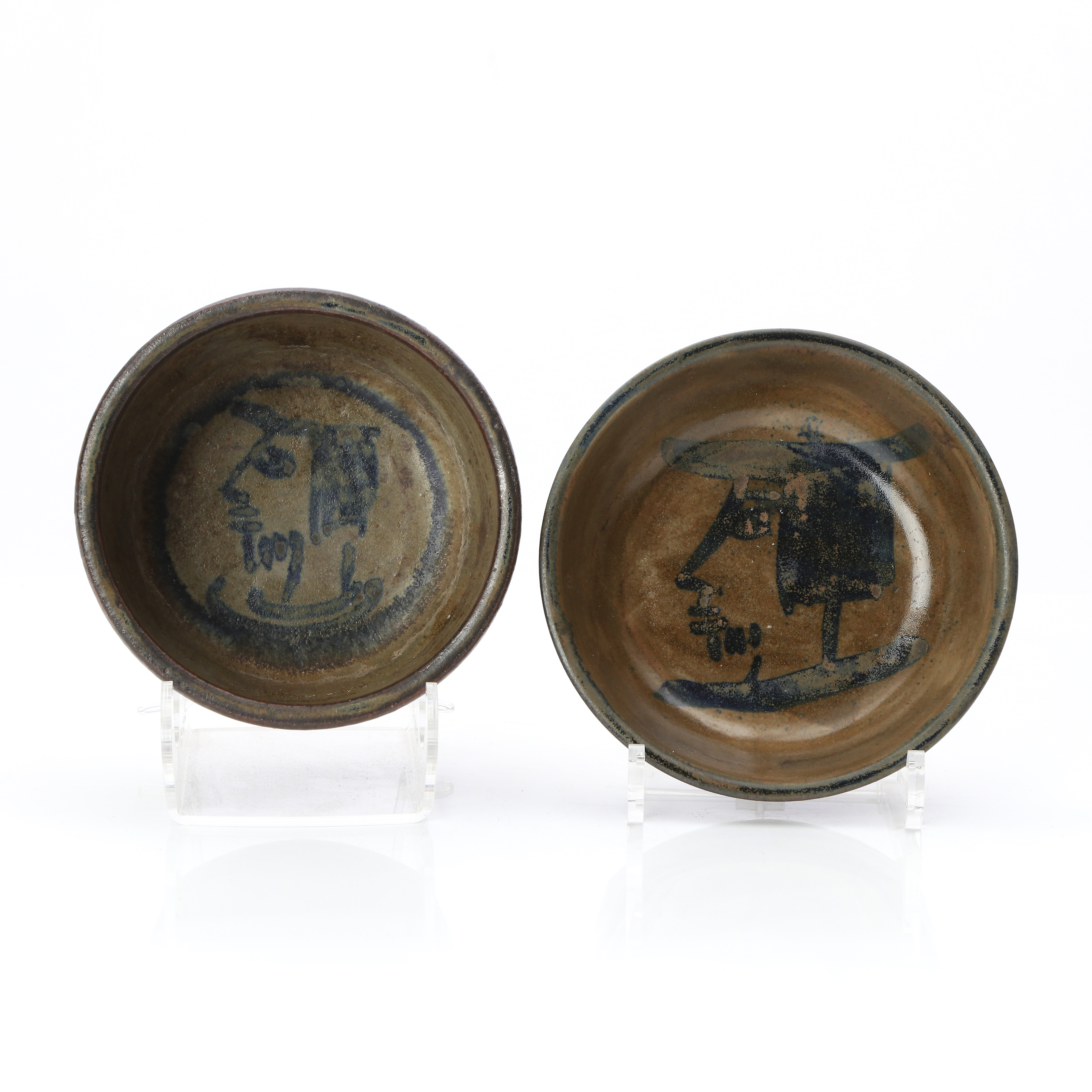 ÅKE HOLM. SKÅL SAMT SKÅLFAT. Glaserad keramik. Signerade undertill.