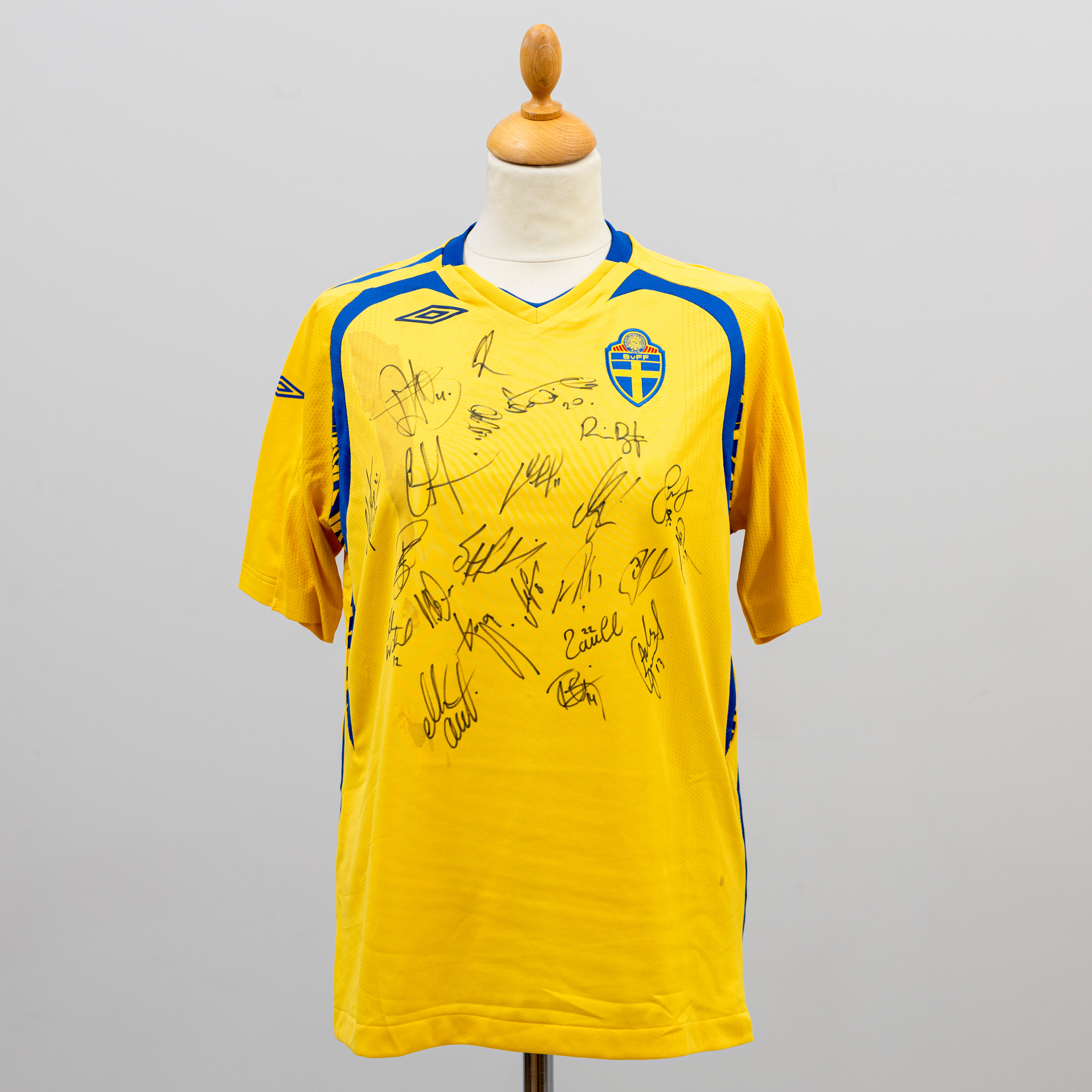 Svensk landslagströja i Fotboll med autografer, strl 164.