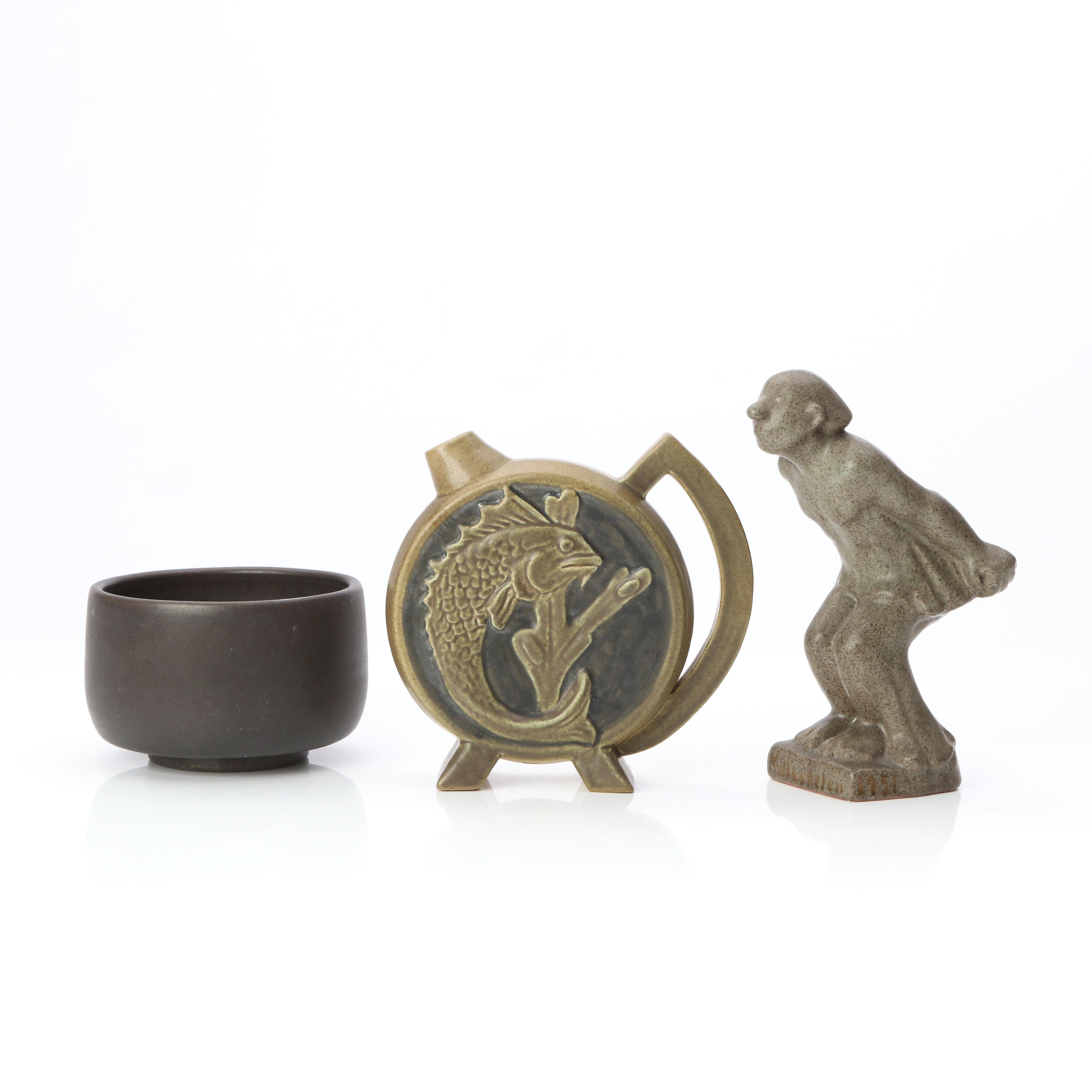 ÅKE HOLM, SKÅL OCH FIGURIN SAMT BRÖDERNA HOLM, KANNA. Glaserad keramik. Signerade undertill.