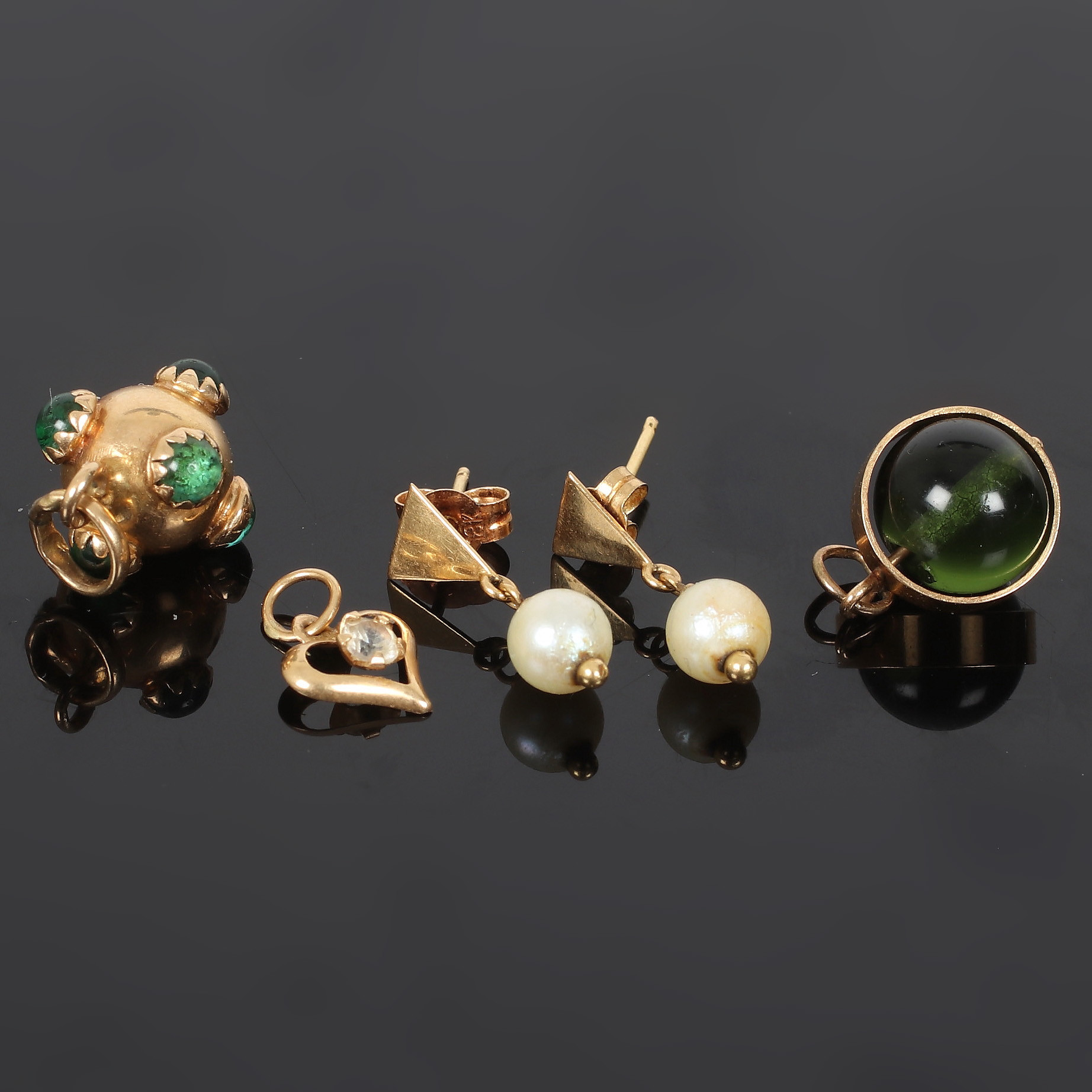 ÖRHÄNGEN, 1 par med pärlor, BERLOCKER, 3 st. 18k guld, 1900-tal.