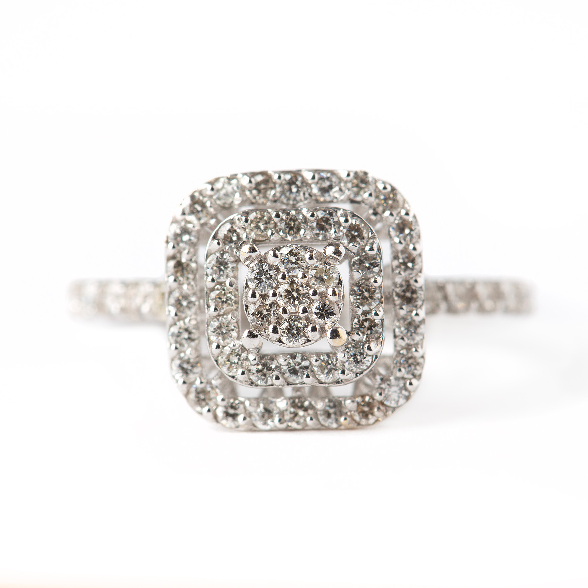 RING, 18K vitguld med briljantslipade diamanter.