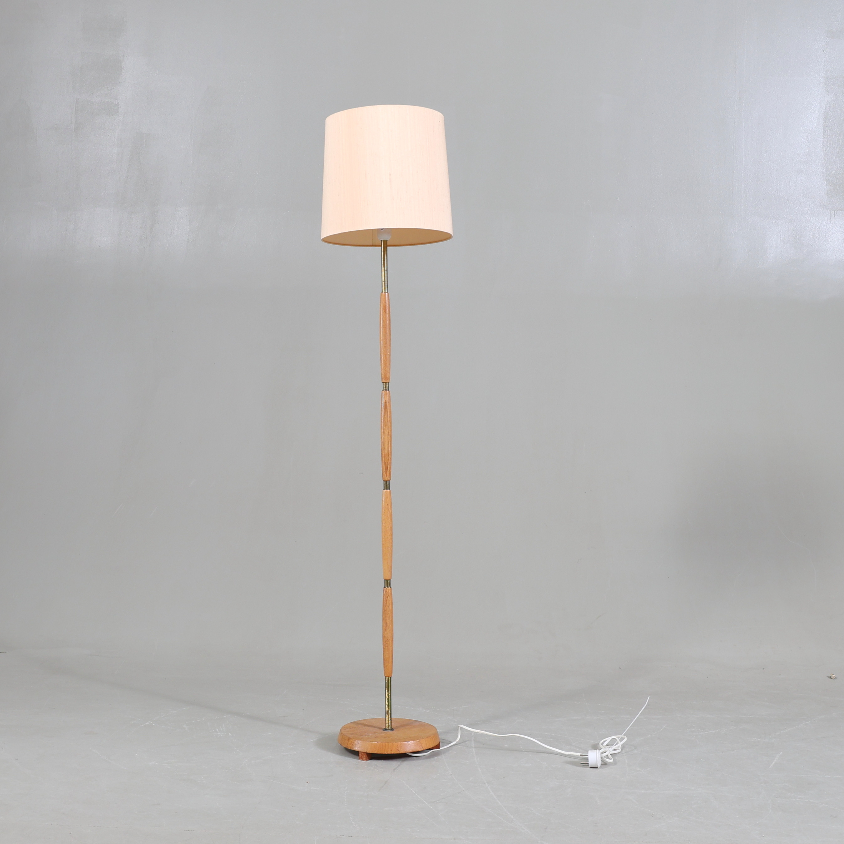 GOLVLAMPA, mässing och ek, 1900-tal.