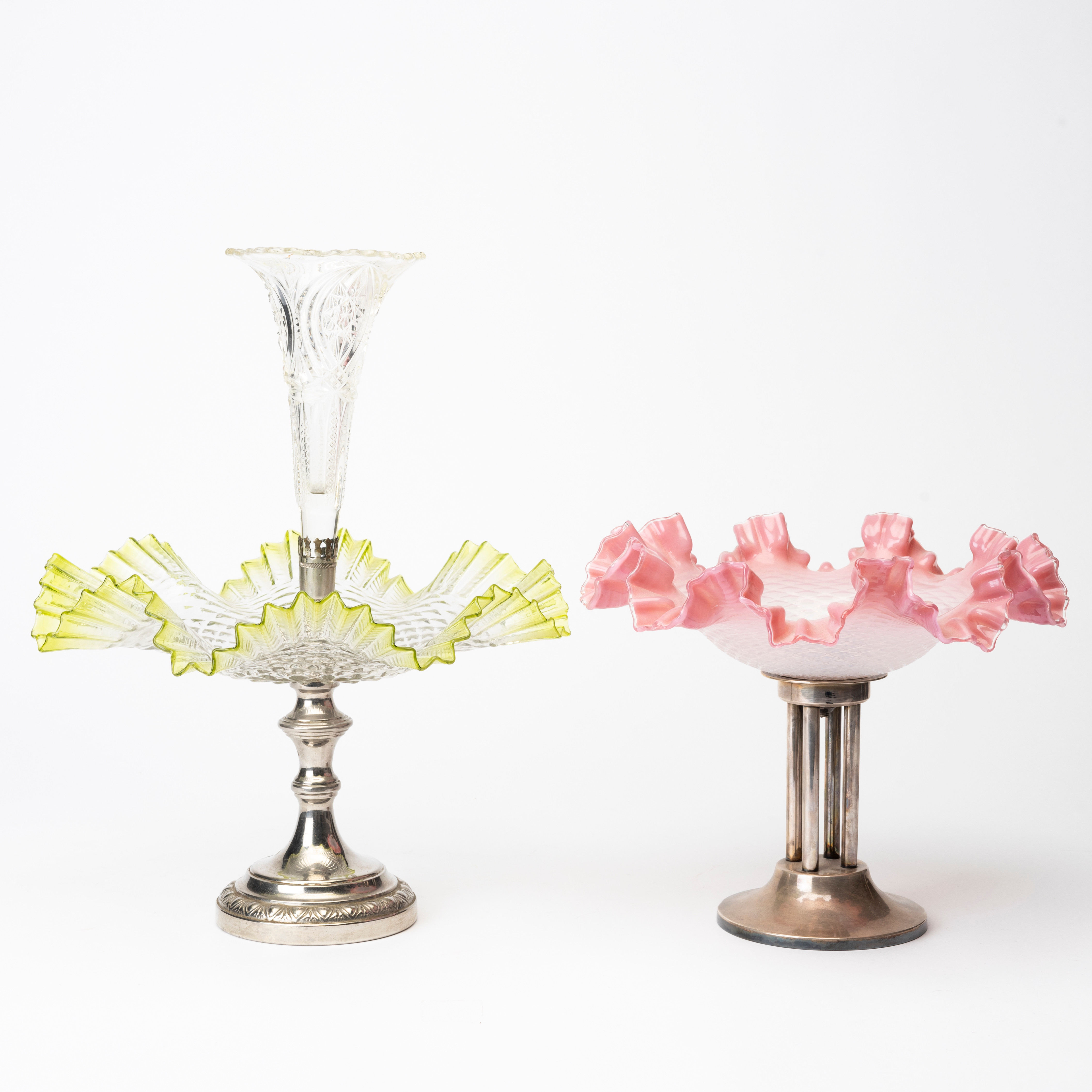 BORDSUPPSATSER, 2 st, glas och metall. 1900-talets första hälft.