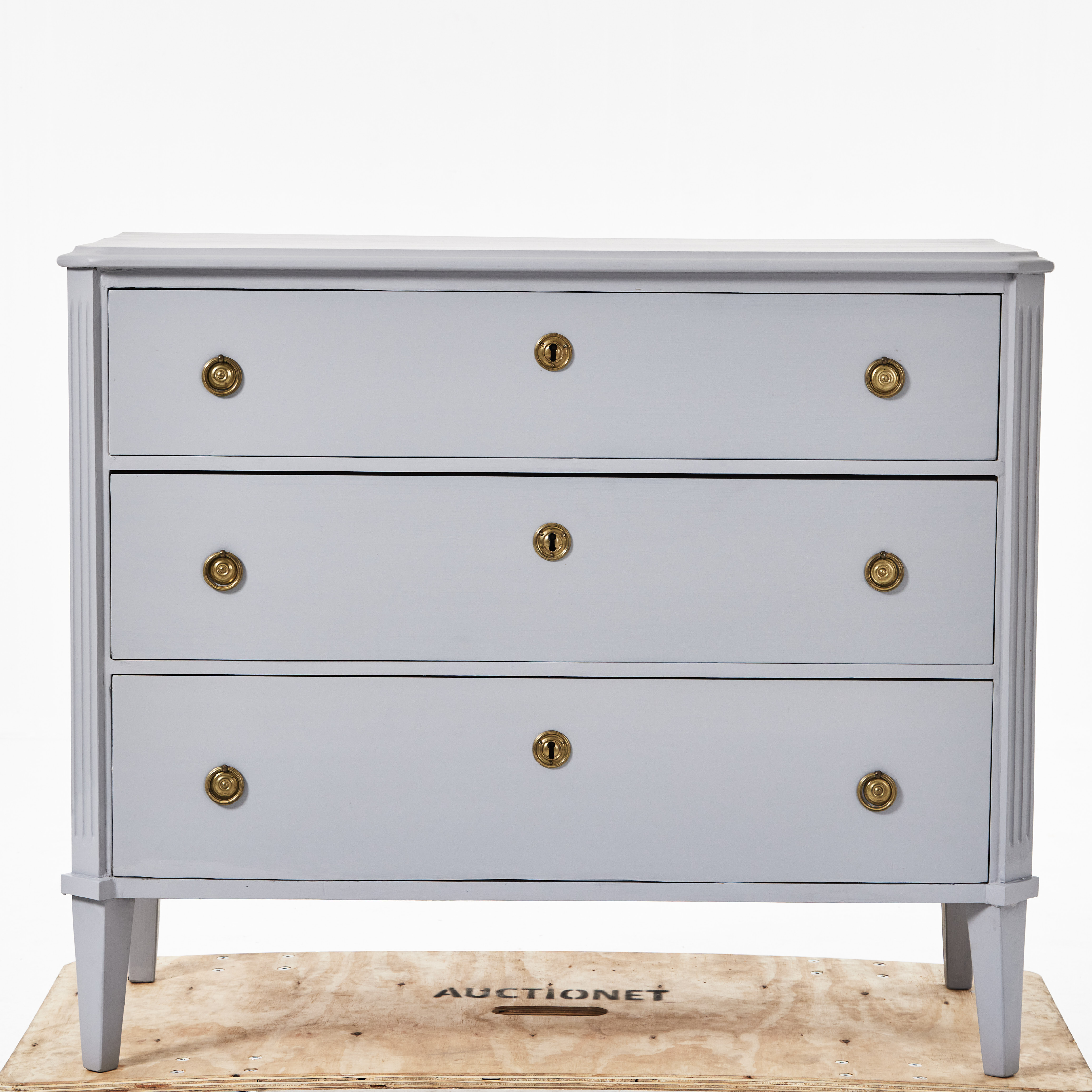 BYRÅ, gustaviansk stil, 1800-tal, 3lådor med draghandtag i mässing, kannelerade hörn.