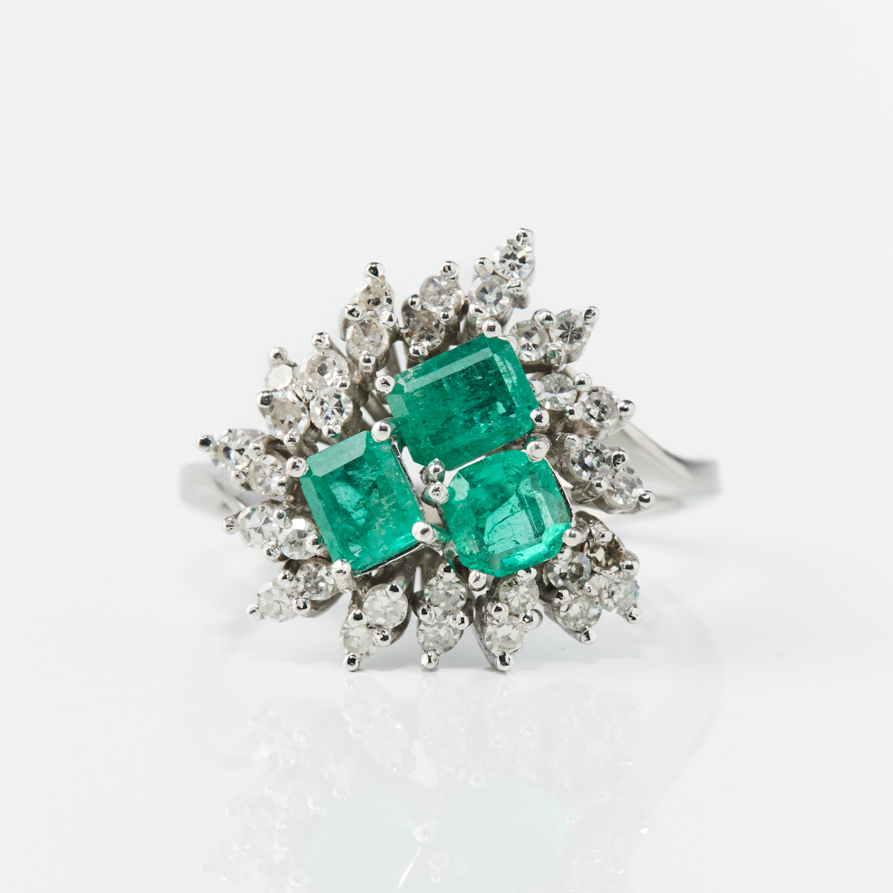 RING, 14K vitguld med smaragder och diamanter, 1950/60-tal.