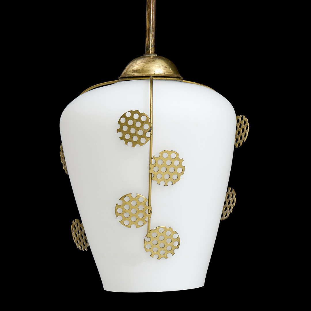 TAKLAMPA, Swedish Modern, 1900-talets mitt. Mässing, dekor av stiliserade löv, kupa i vitt matterat opalglas.