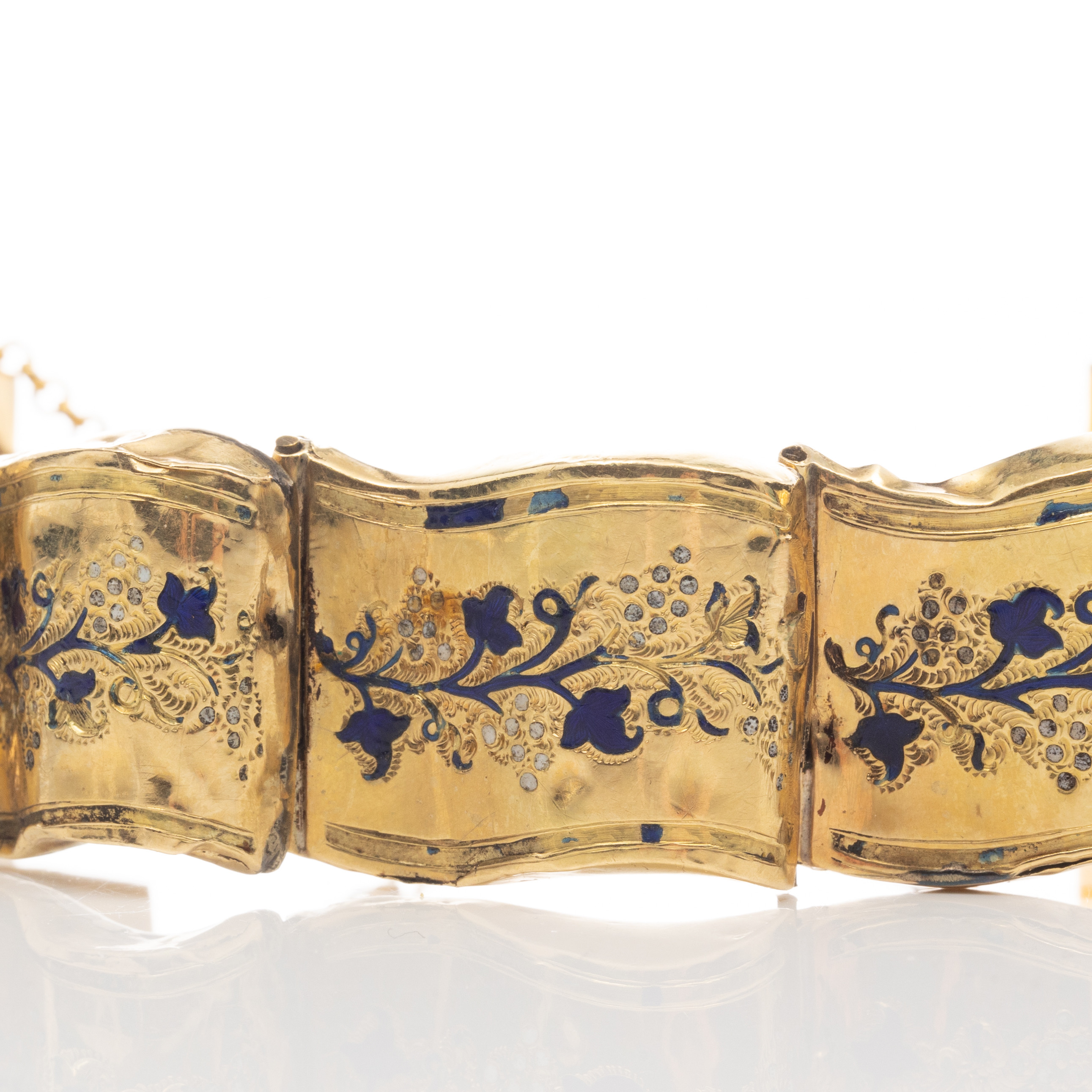 ARMBAND, 18K guld, Emaljdekor, sent 1800-tal.