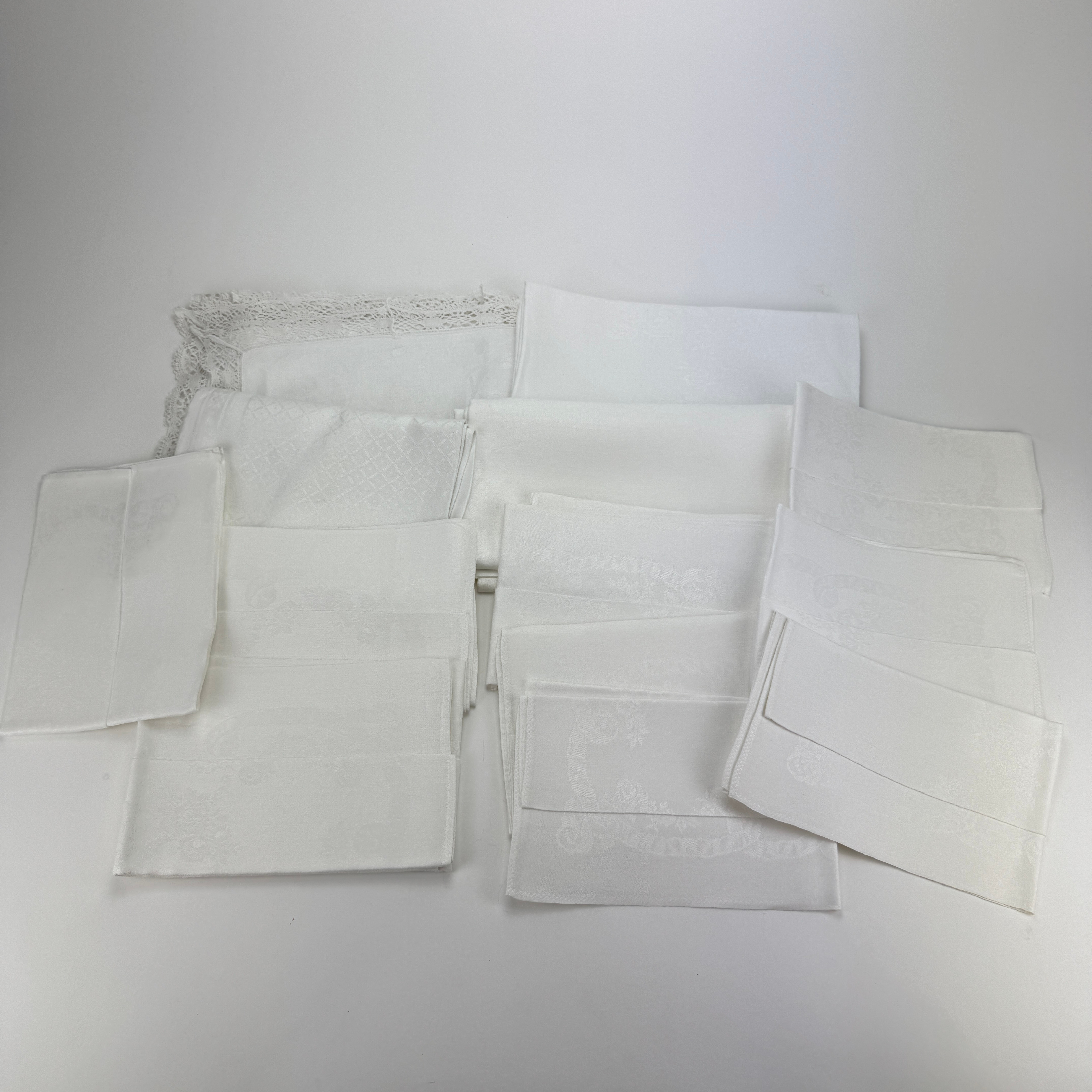 DUKAR OCH SERVERTTER, bland annat damast, 1900-tal.