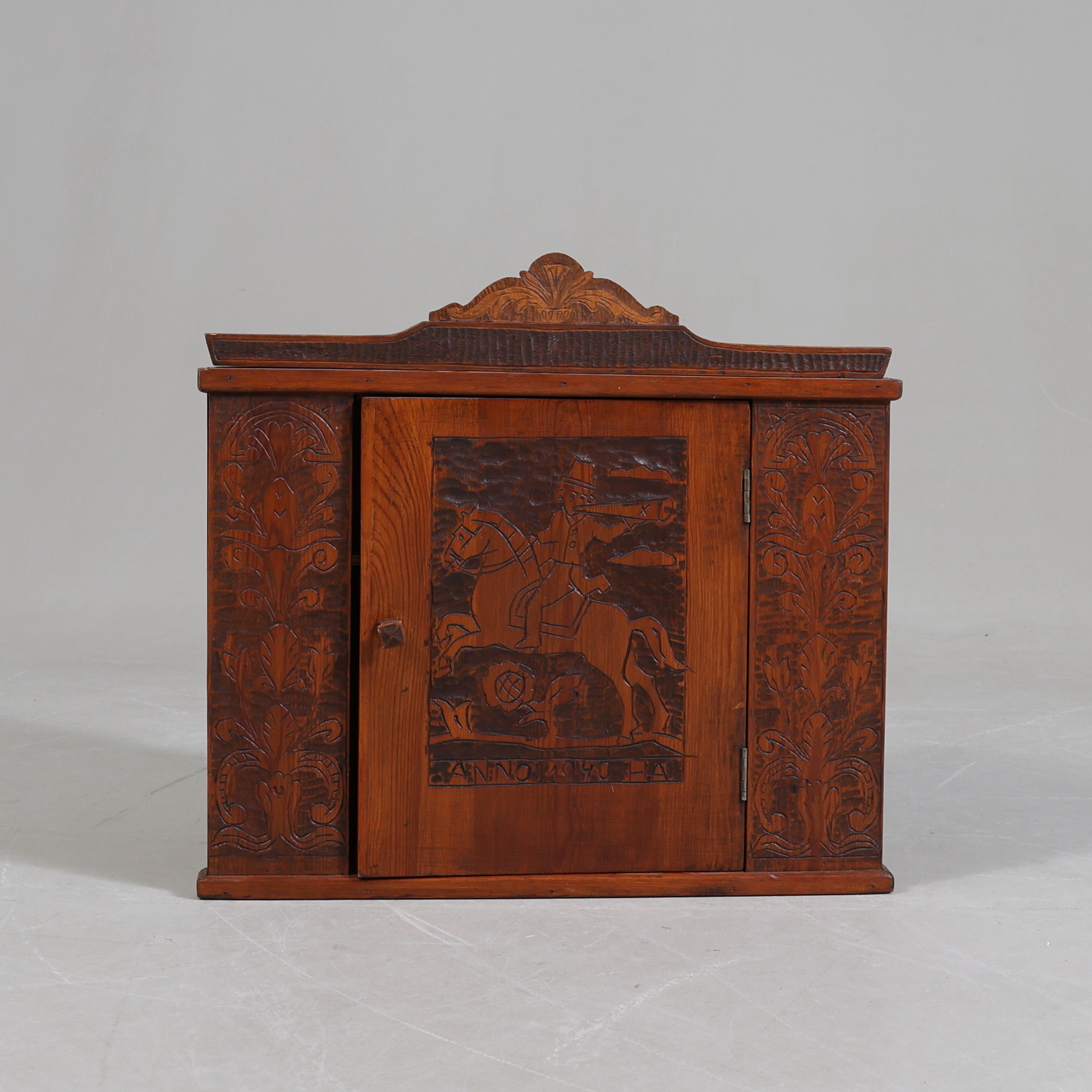 HÖRNSKÅP, vägghängt, furu, Anno 1940, monogramsignerad H.A.