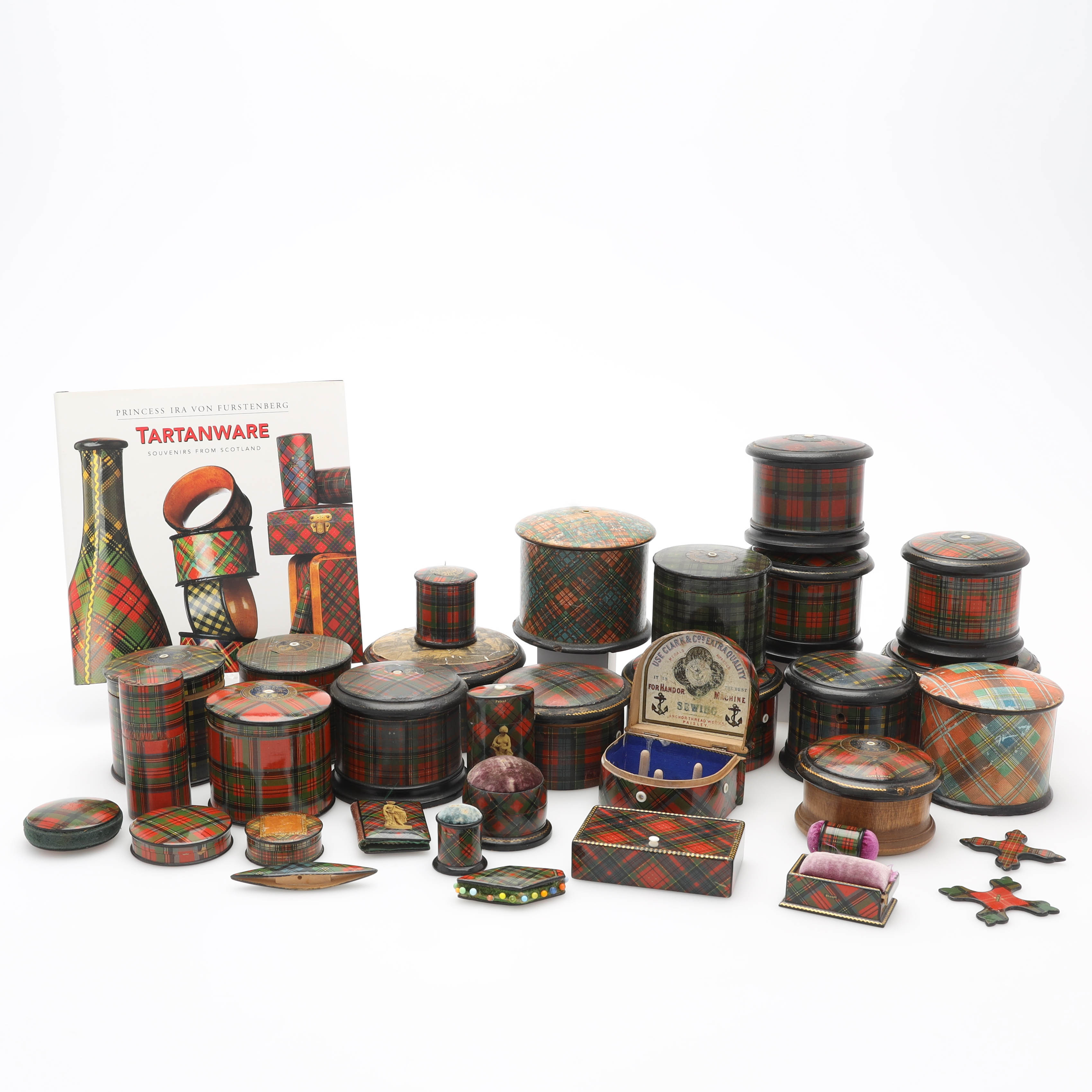 SAMLING ETUIER, samt sytillbehör, Tartanware, Clark Co, 1800/1900-tal.