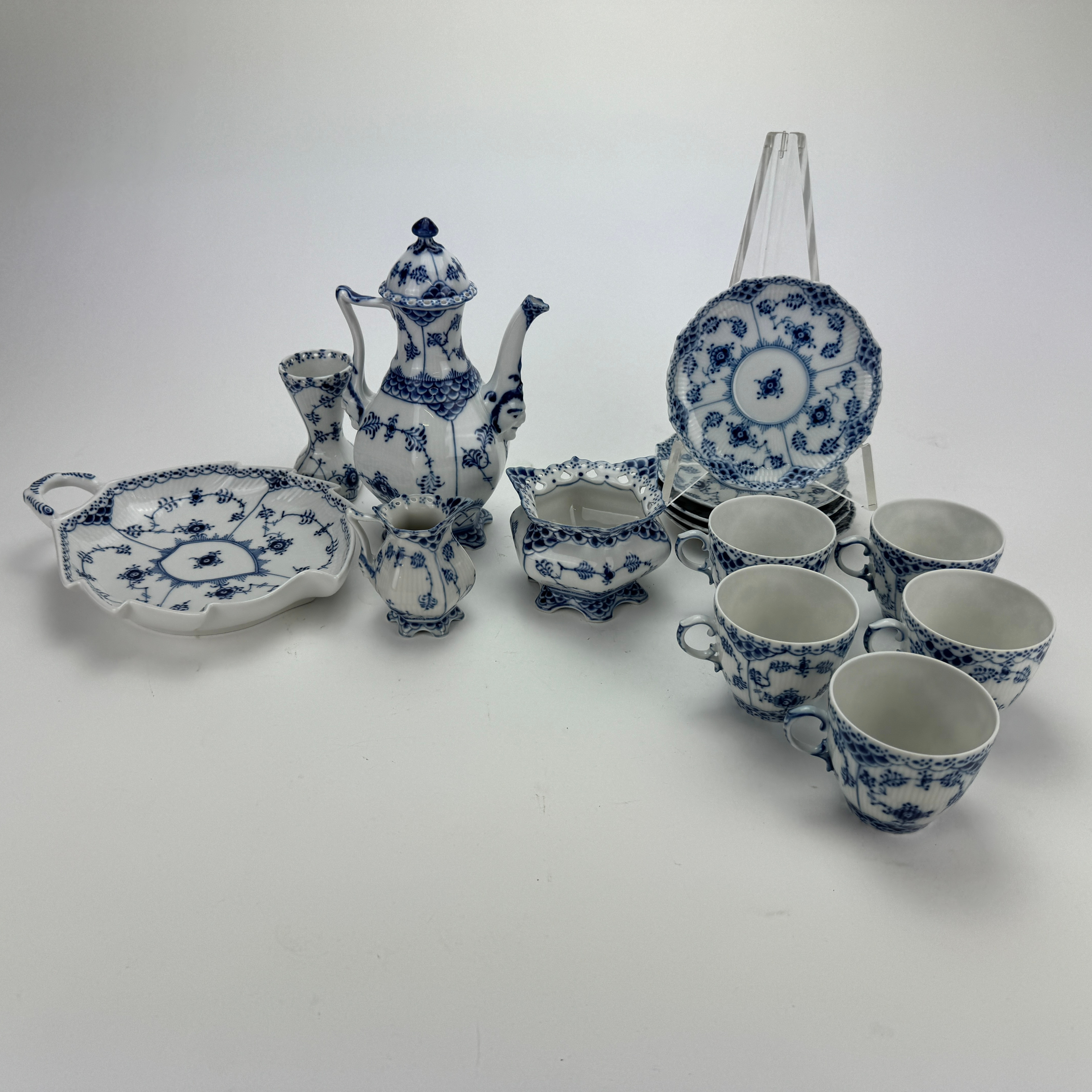 SERVISDELAR, porslin, "Musselmalet", halv- och helblond, Royal Copehagen, Danmark.