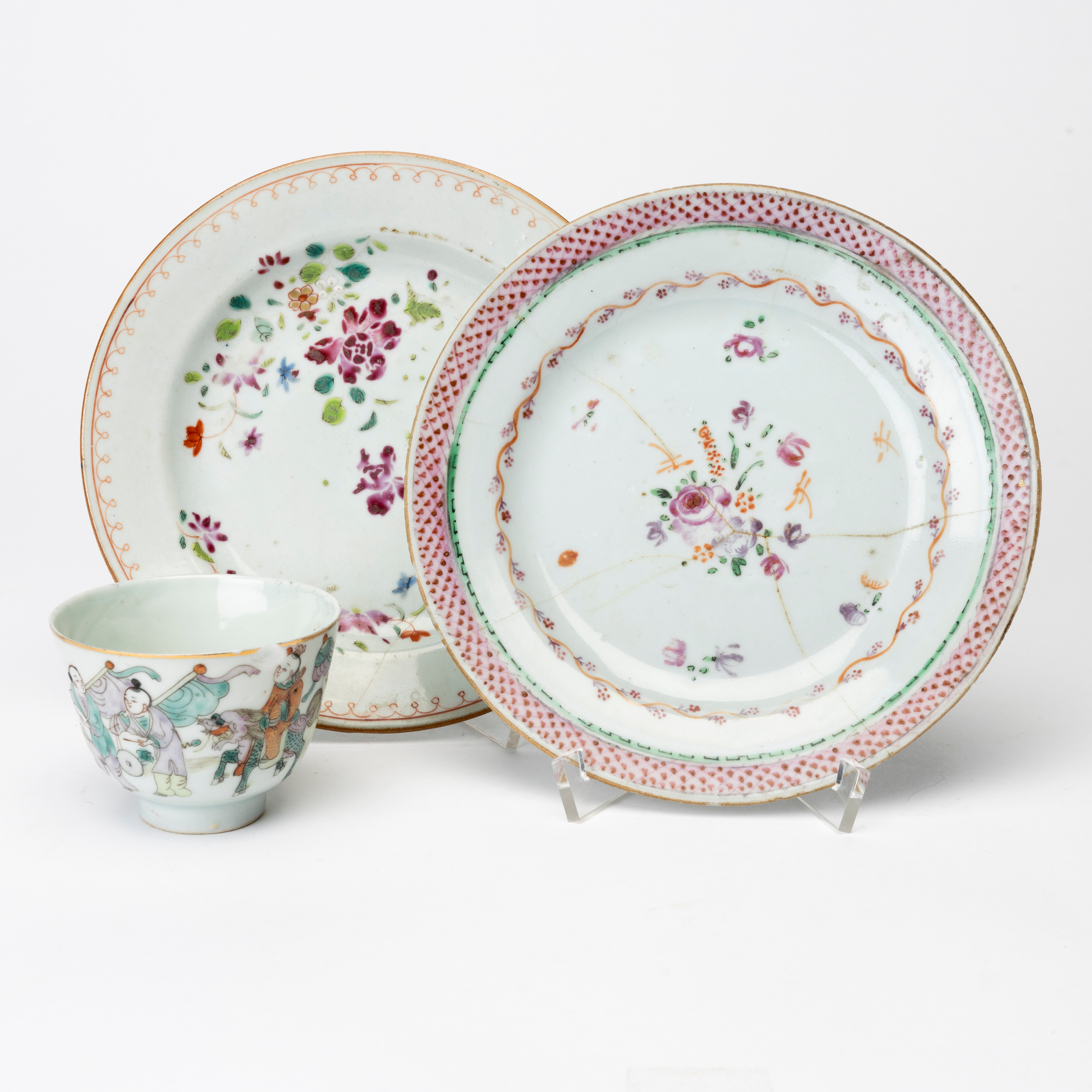 ASSIETTER samt KOPP, delvis kompaniporslin, Kina, 1700/1900-tal.