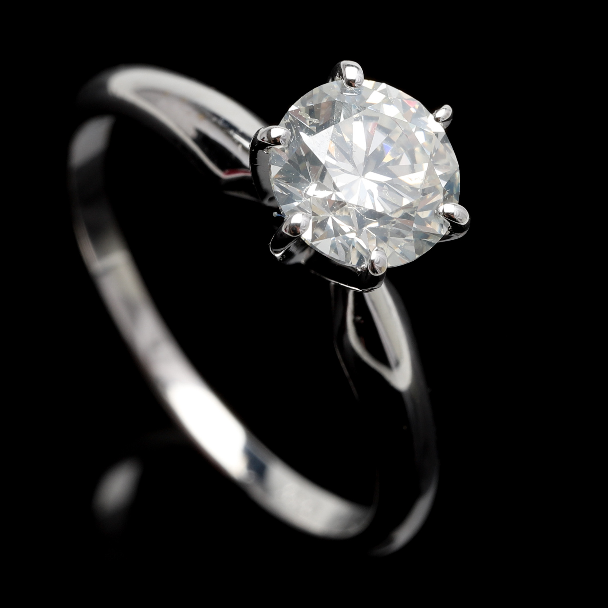 RING, 14k vitguld. Briljant 1.01 ct. Vikt ca 2,23 gram. Med GCI-certifikat.