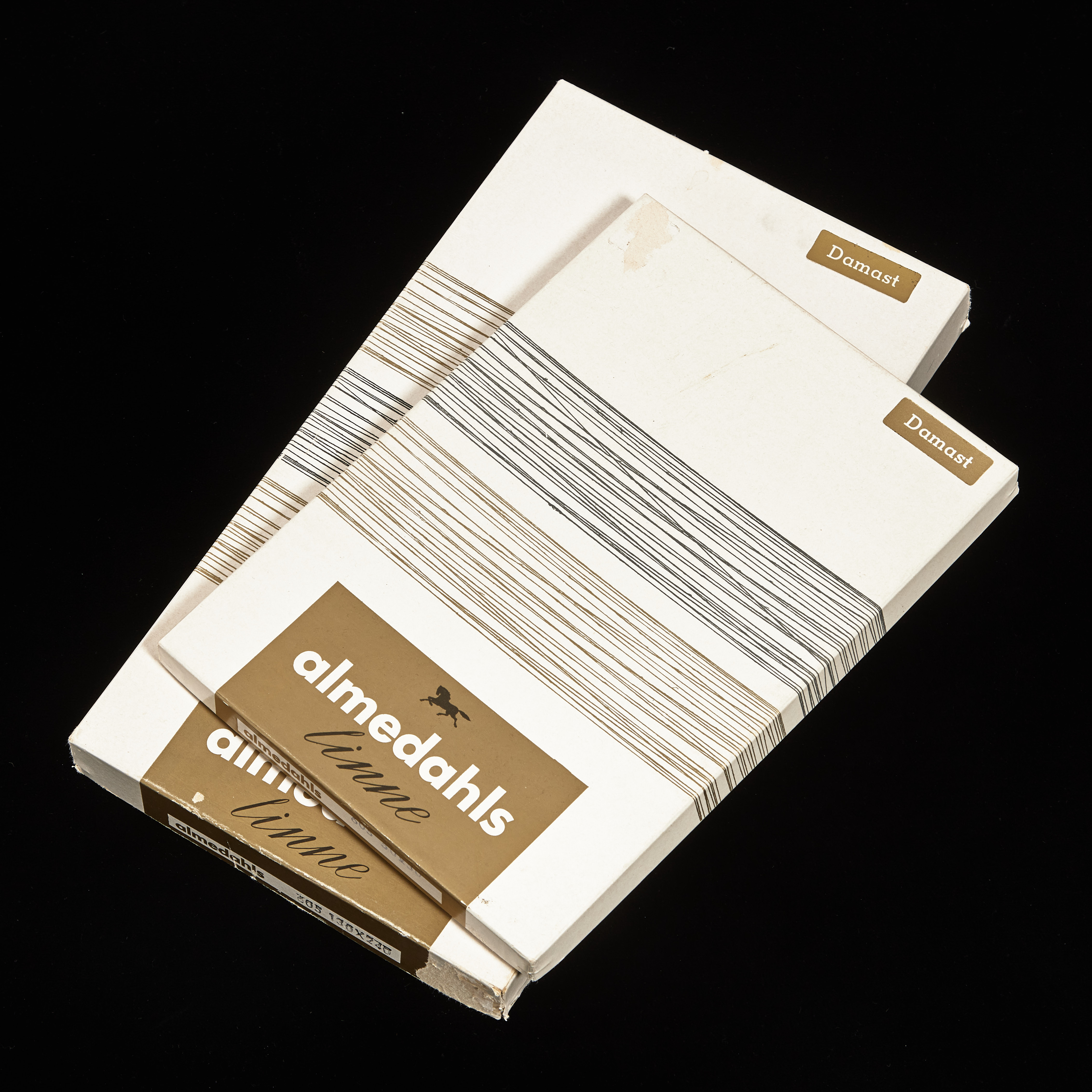 SIGNE SOHLMAN. Bordsduk med 6 tillhörande servetter, linnedamast, "Drakmönstret", Almedahls, i kartong.