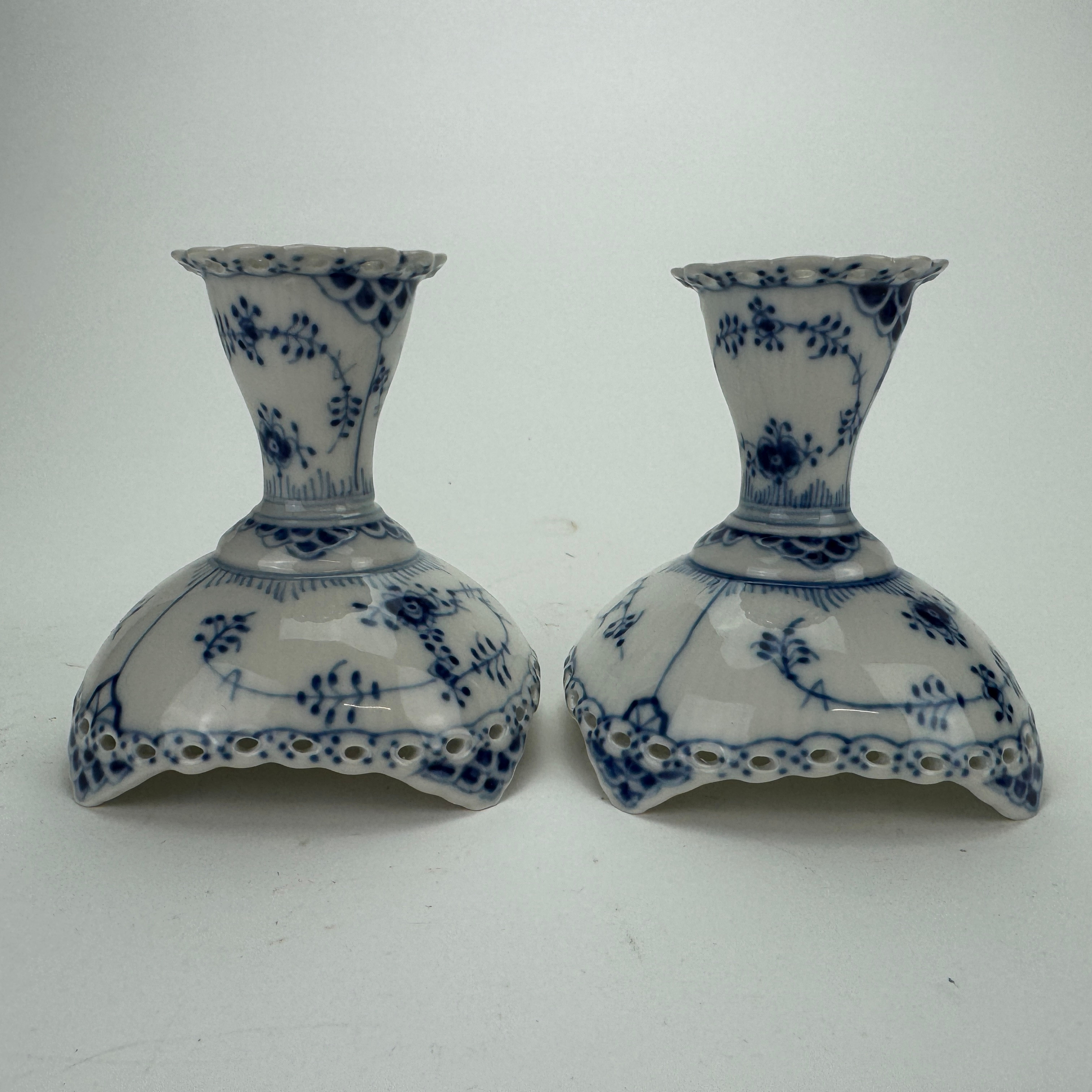 LJUSSTAKAR, ett par, porslin, "Musselmalet", helblond, Royal Copenhagen, Danmark.