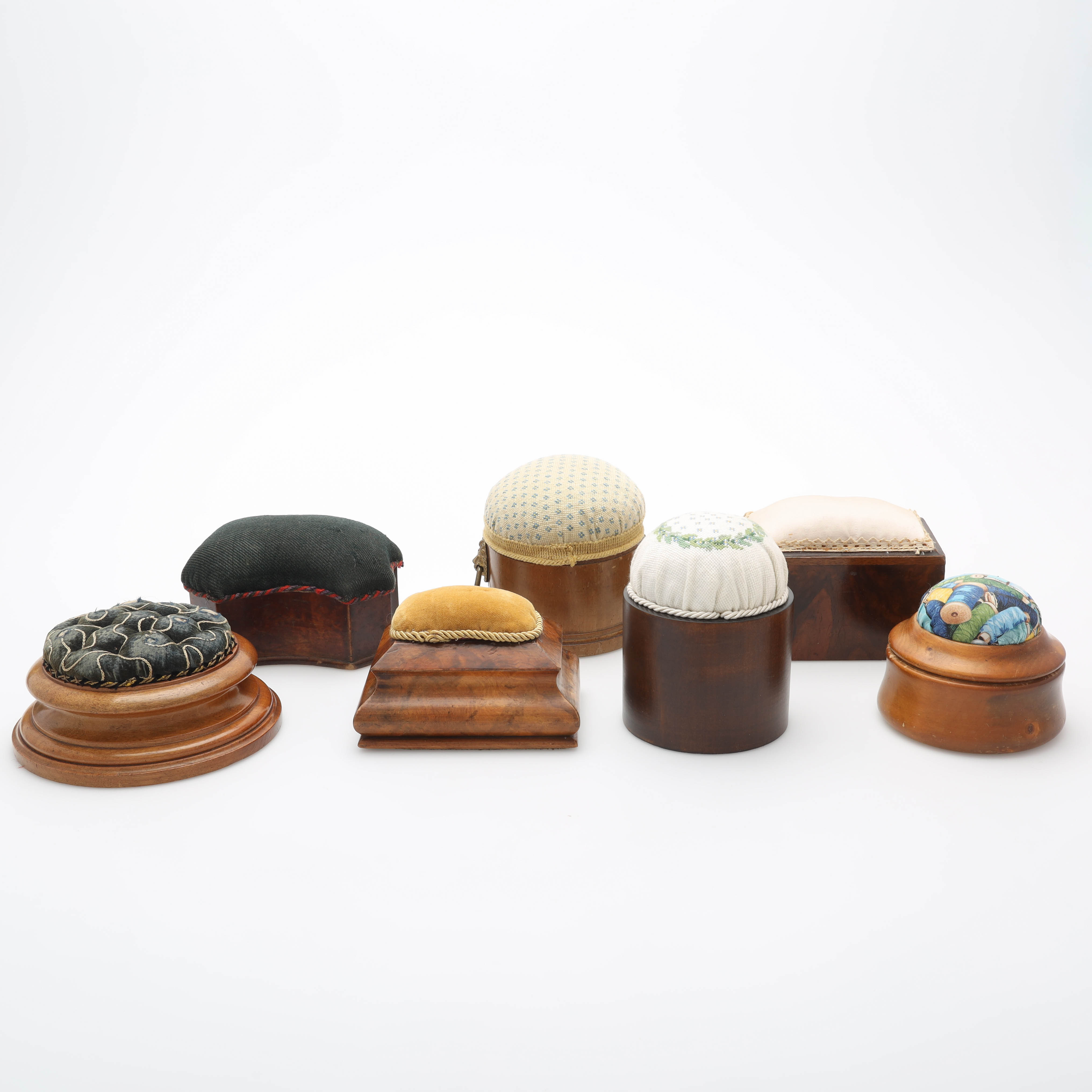 SYBARONER/NÅLDYNOR, 7 delar, trä, 1800/1900-tal.