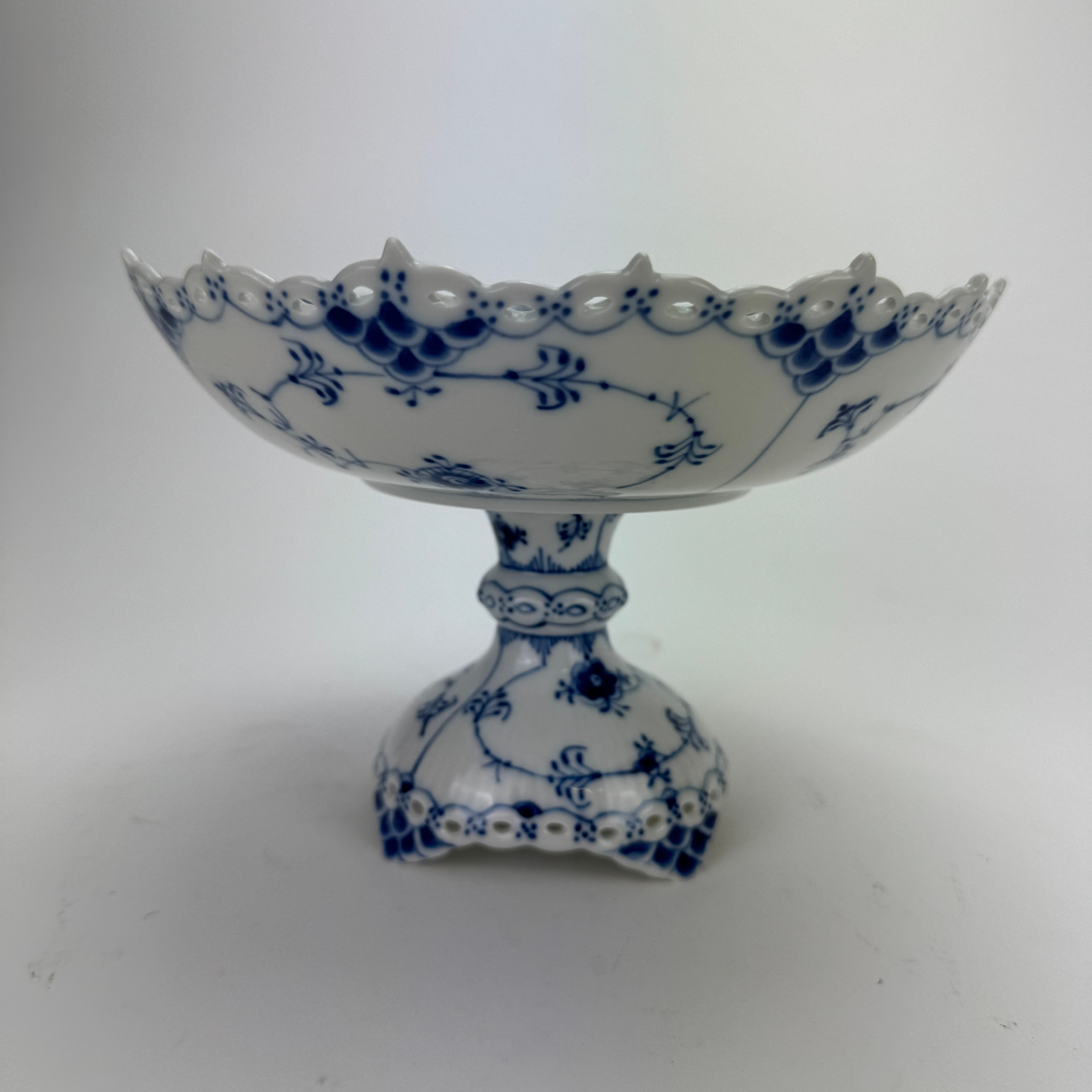 SKÅL PÅ FOT, porslin, "Musselmalet", helblond, Royal Copenhagen, Danmark.