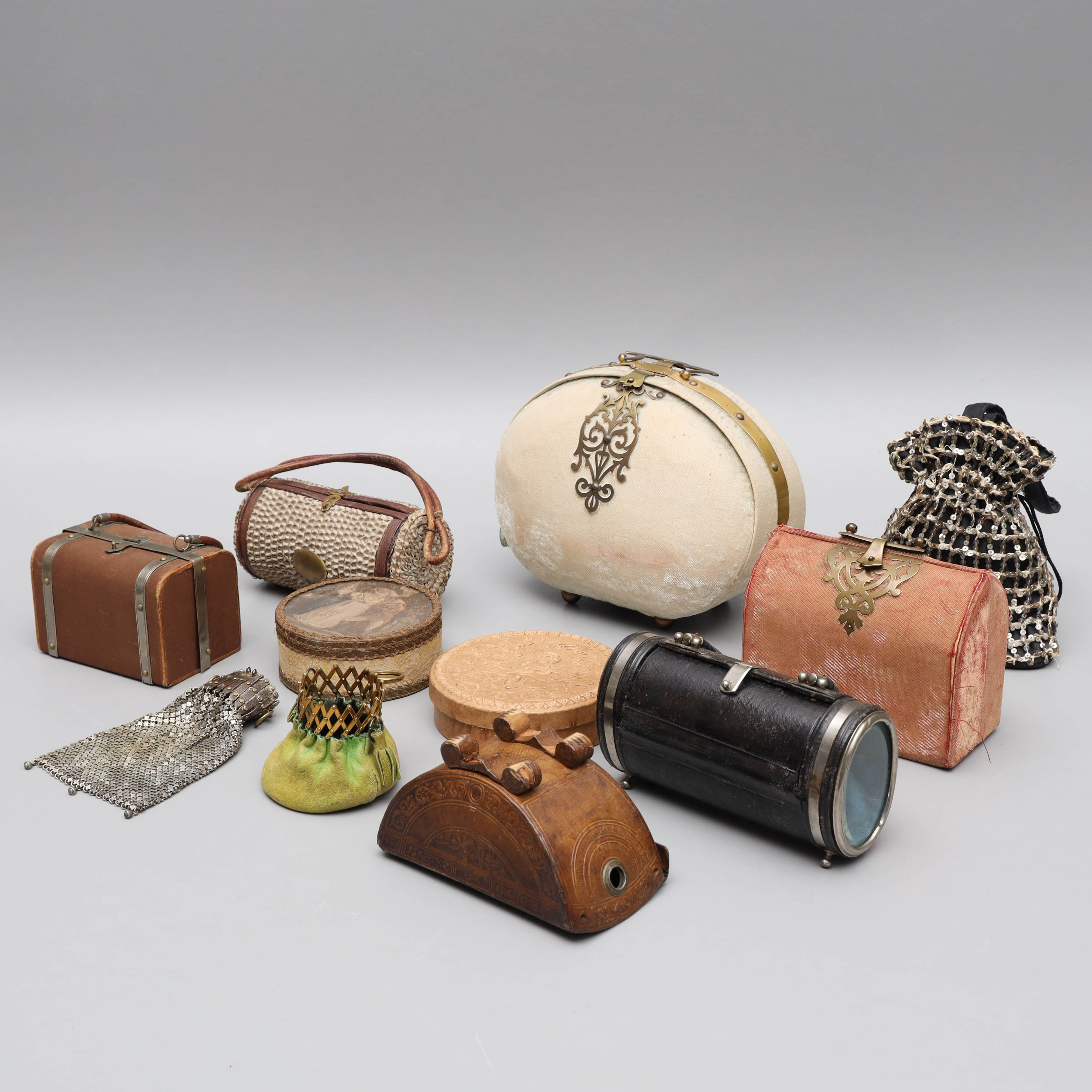 SYETUIN, VÄSKOR samt ASKAR, 11 delar, 1800/1900-tal.