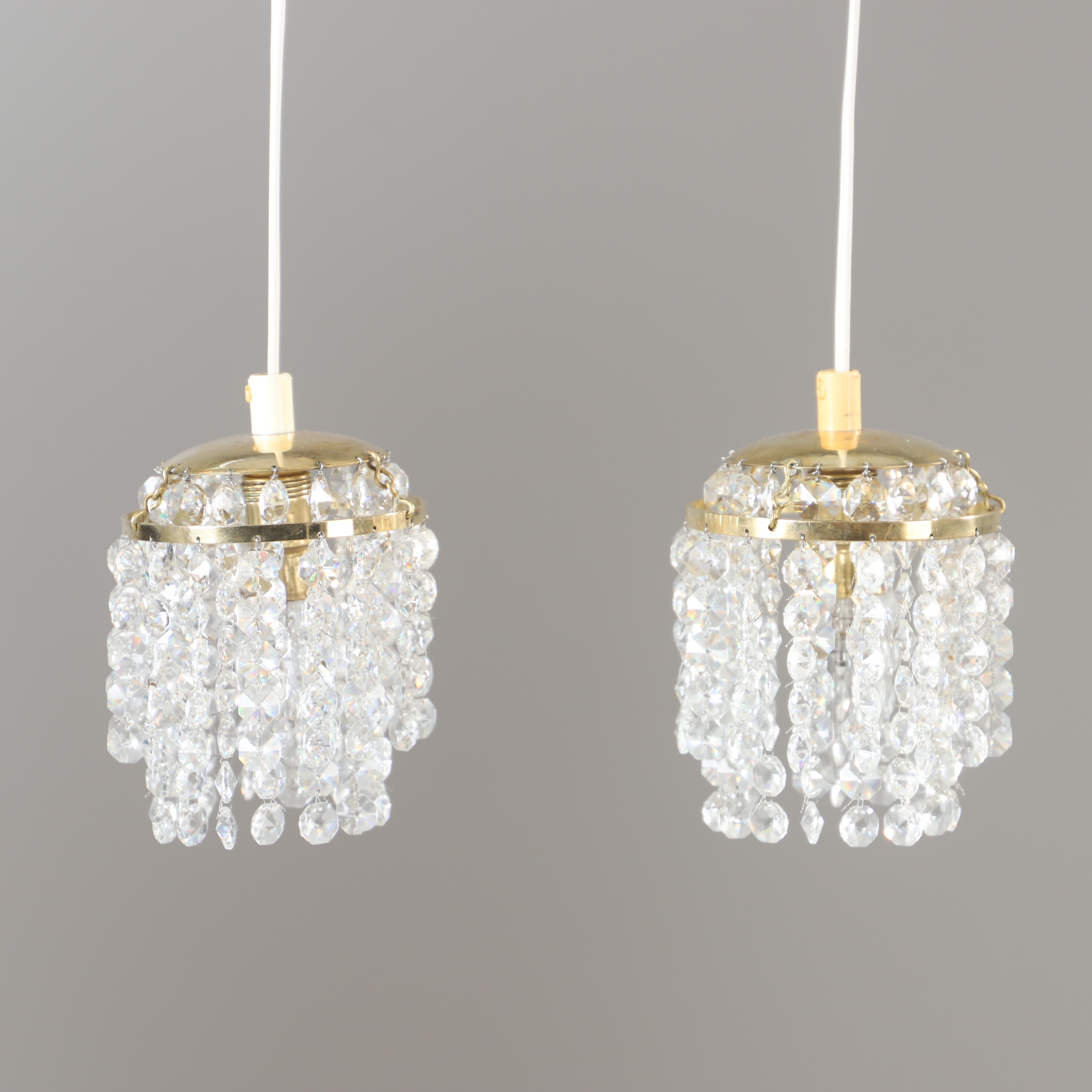 FÖNSTERLAMPOR, 1 par, mässing med prismor, 1900-talets mitt.