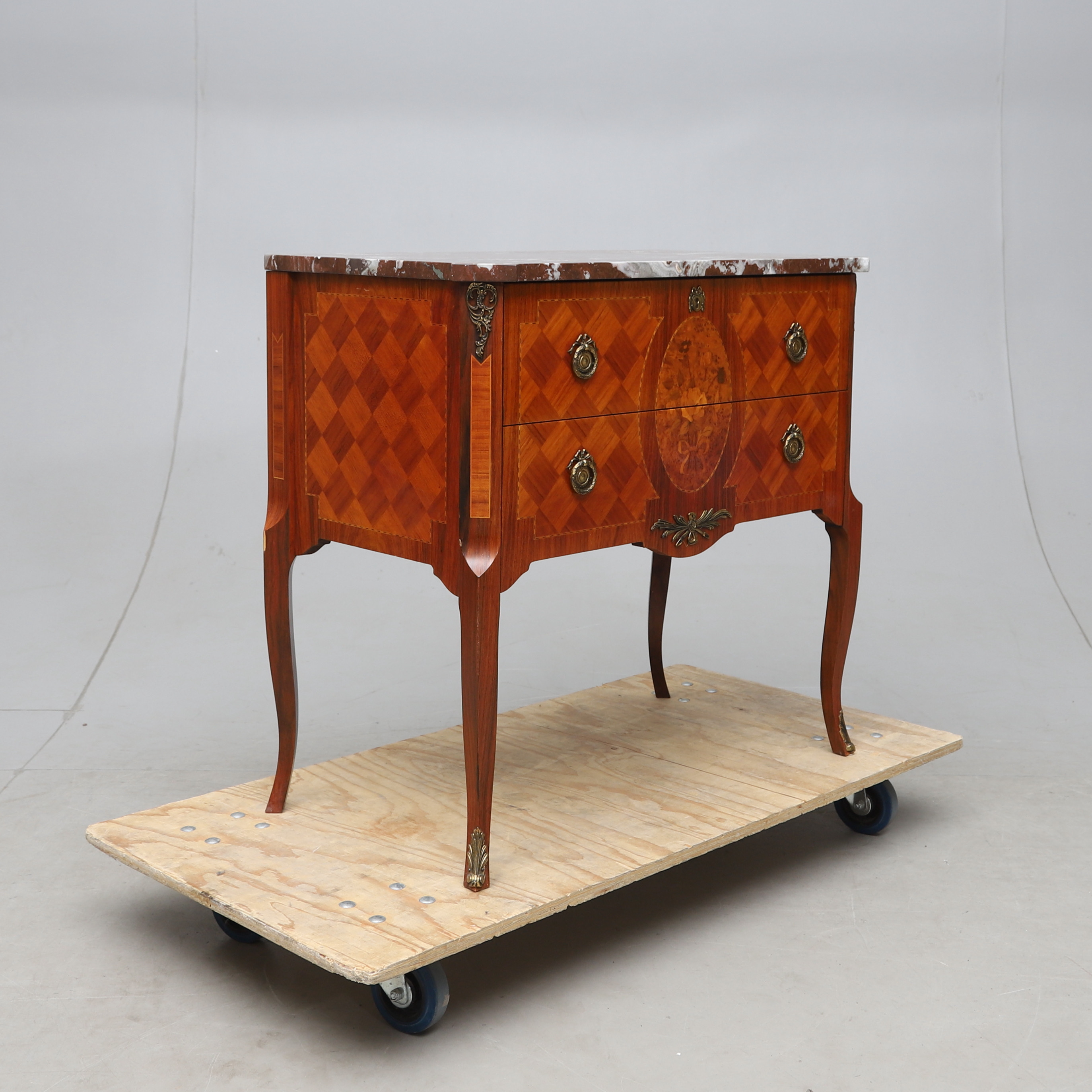 BYRÅ, gustaviansk stil, intarsia och stenskiva, 1900-tal.