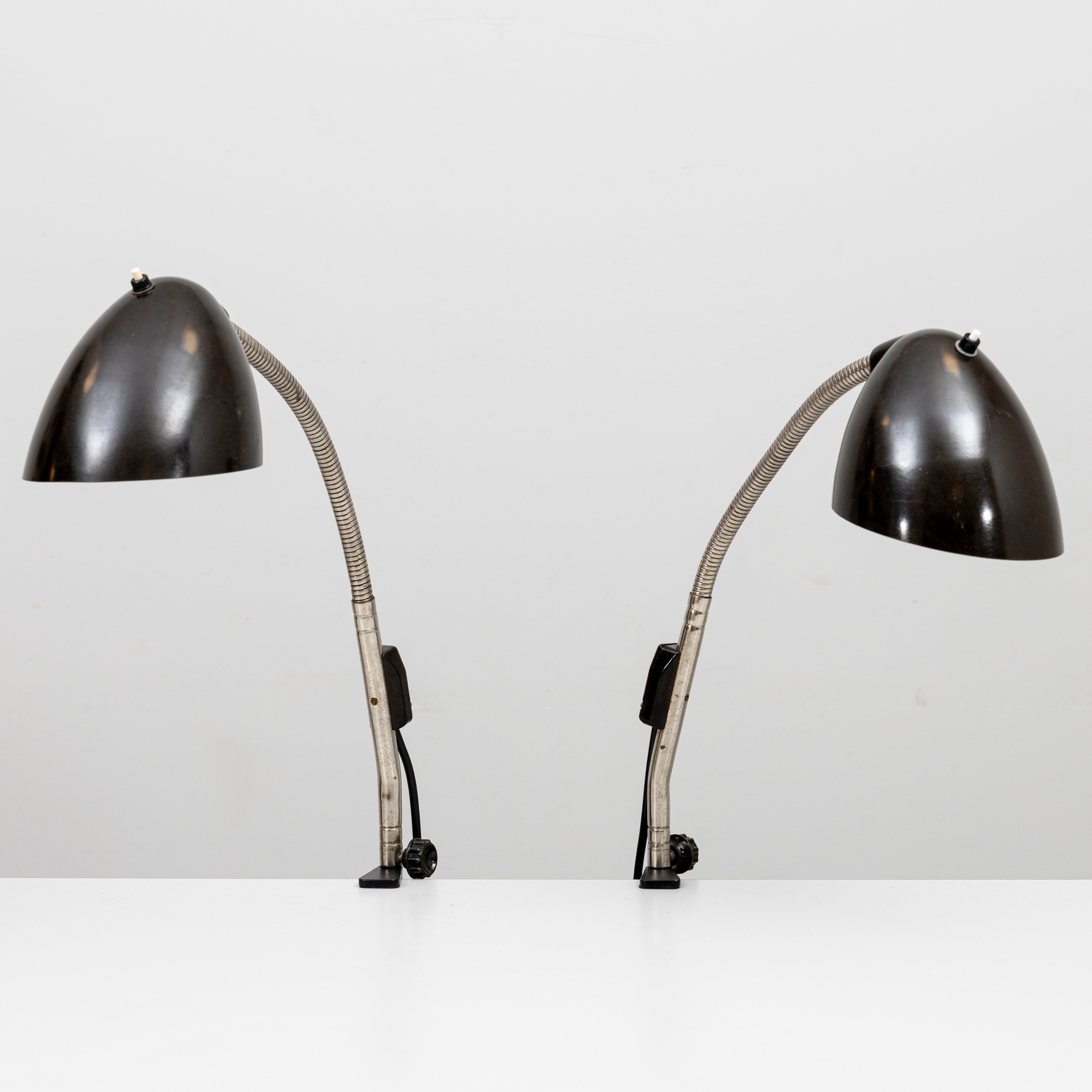 ERIC KIRKMAN COLE. Bordslampor, ett par, bakelit och metall, Elektrosvit, 1930/40-tal.