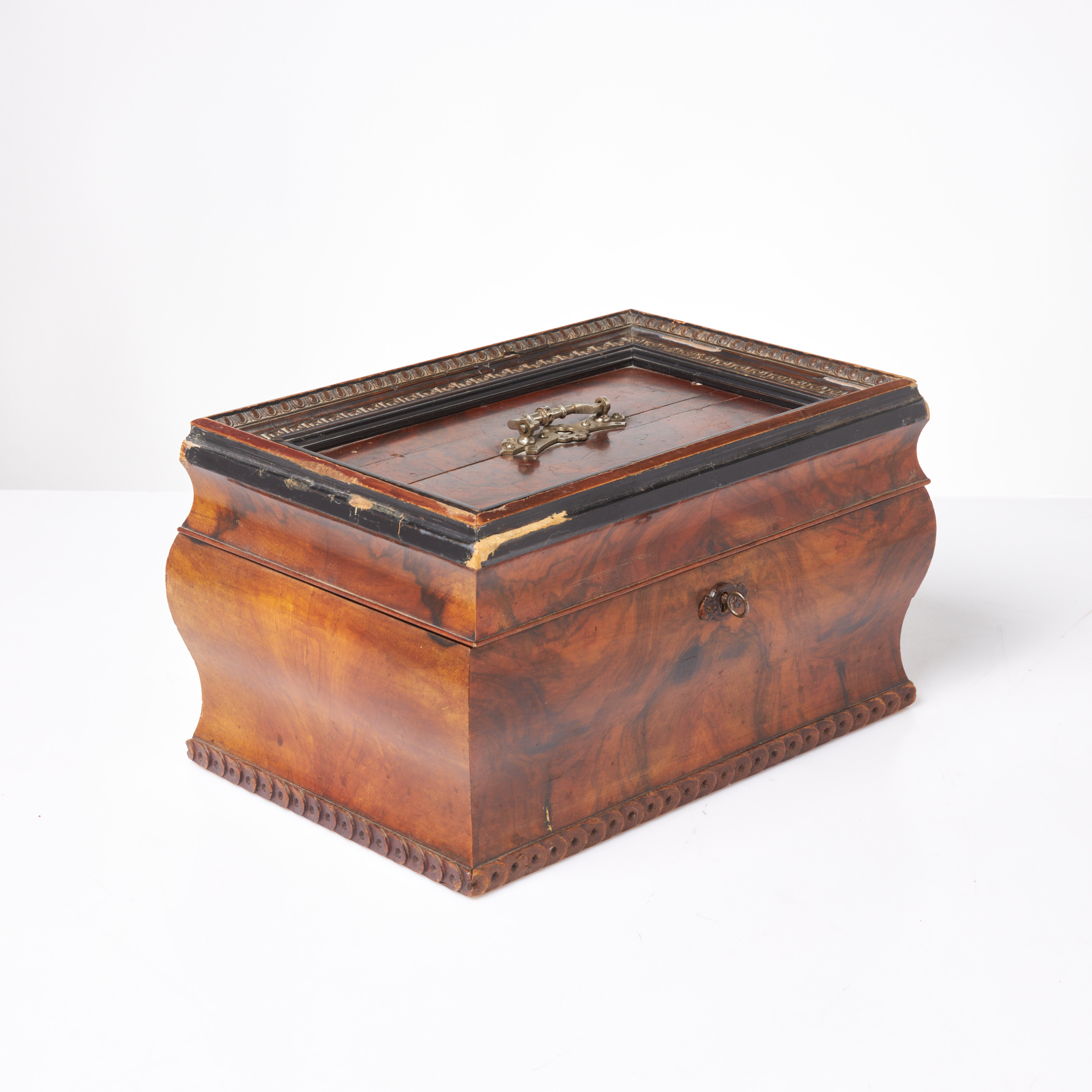 SYSKRIN, 1800-talets slut, valnöt, inredd med fack.