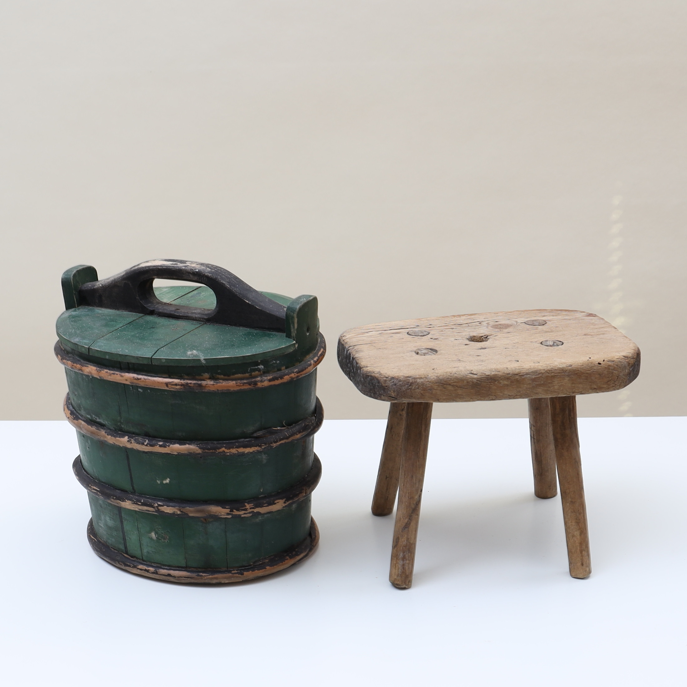 ALLMOGE 2 DELAR, laggat kärl samt pall, 1800-tal.