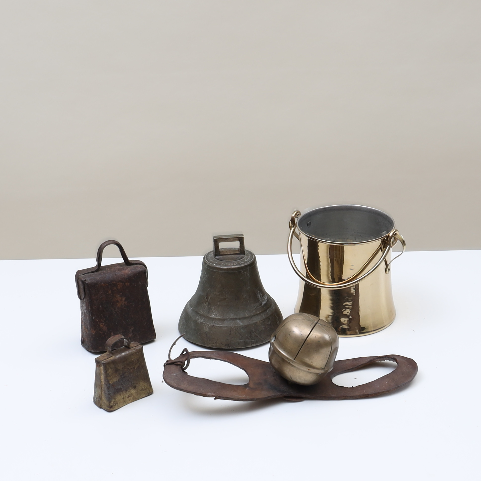 PARTI 5 DELAR, bjällror, kruka skultuna.