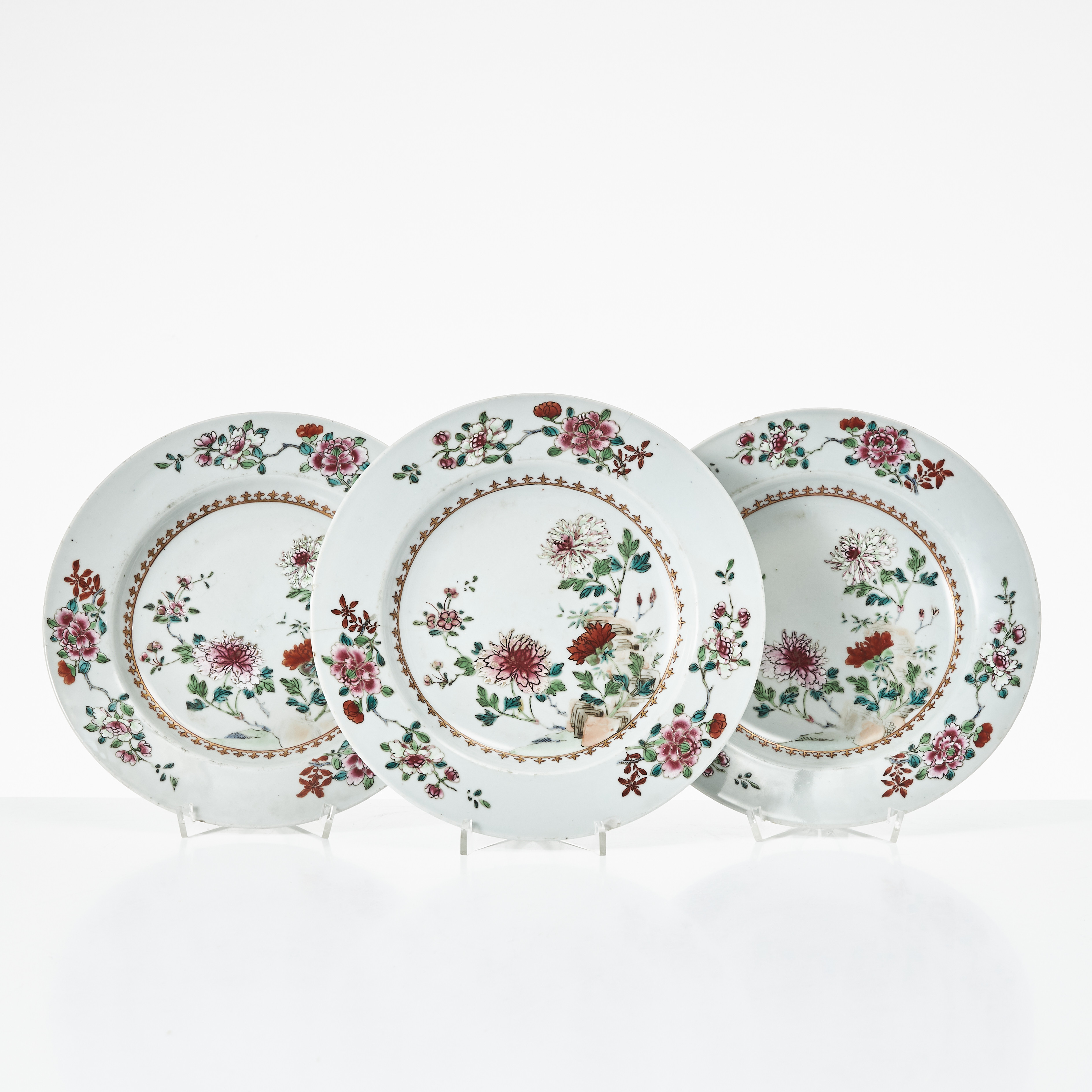 TALLRIKAR, 3 st., porslin, Kina, Qianlong (1736-1795), famille rose, dekor av krysantemum och pion, fleur de lisbård.